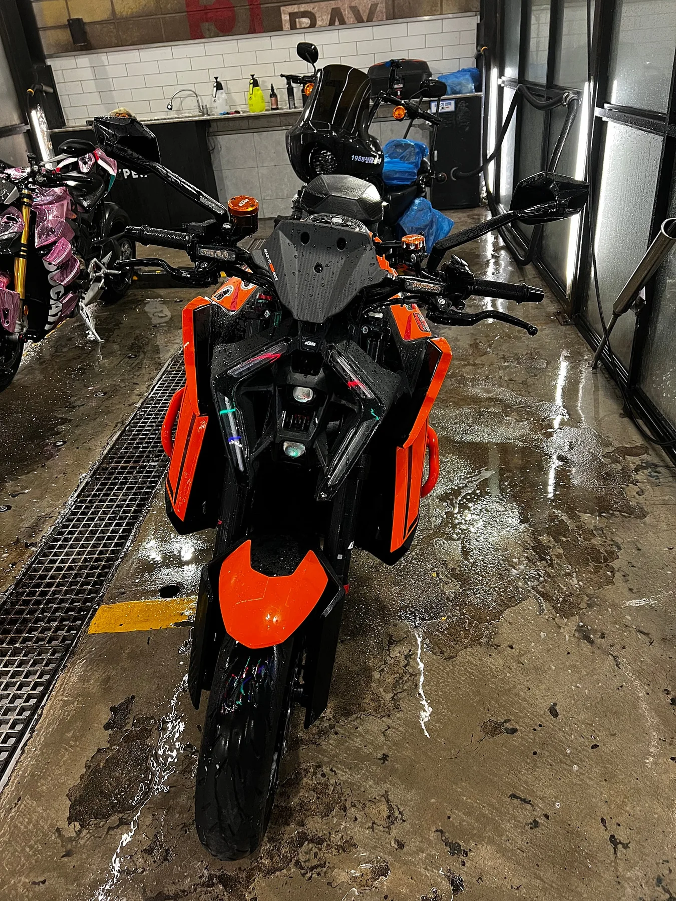 KTM 1390 슈퍼듀크 R 2024 레드 사진 3