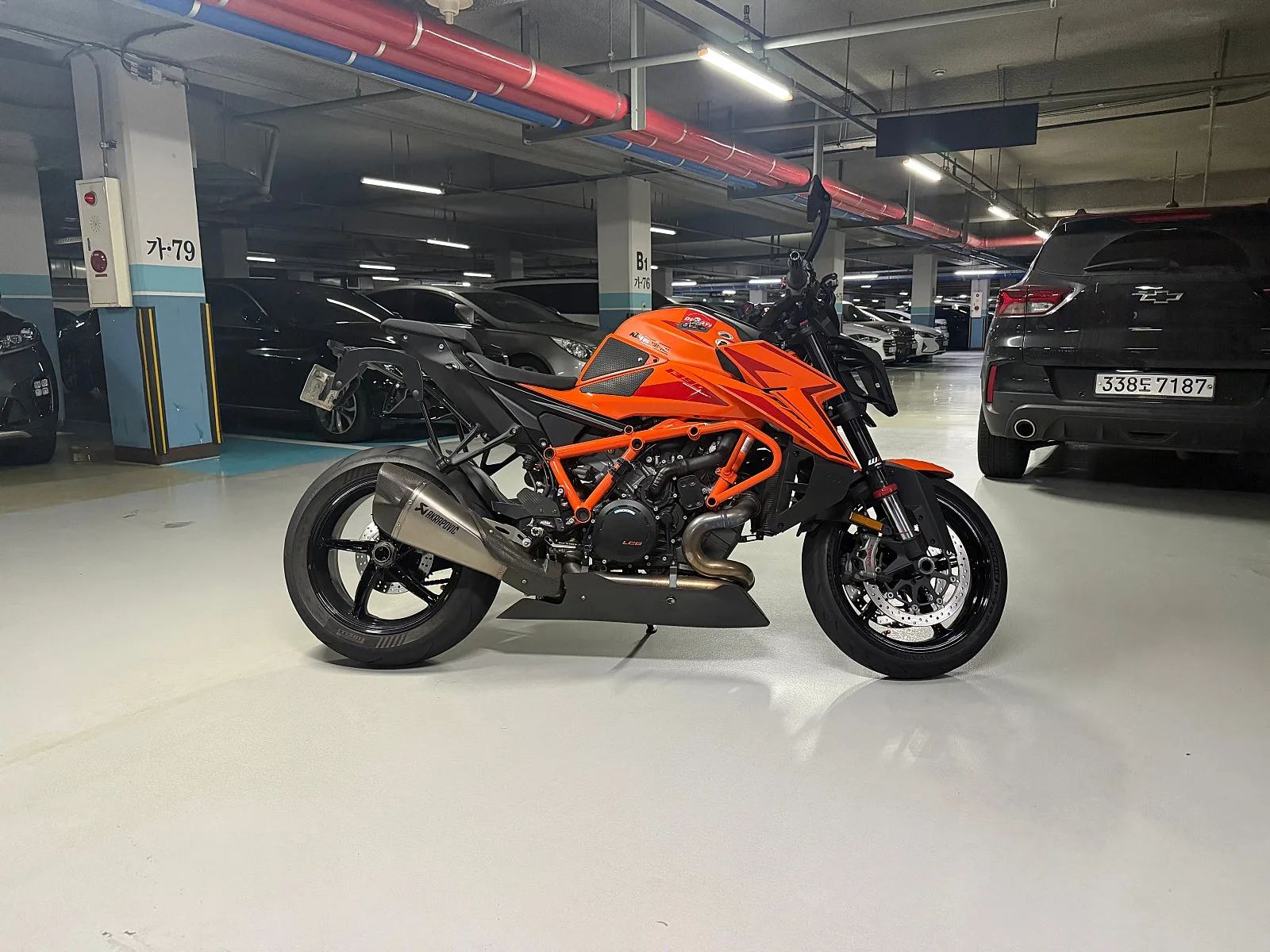 KTM 1390 슈퍼듀크 R 2024 레드 사진 4