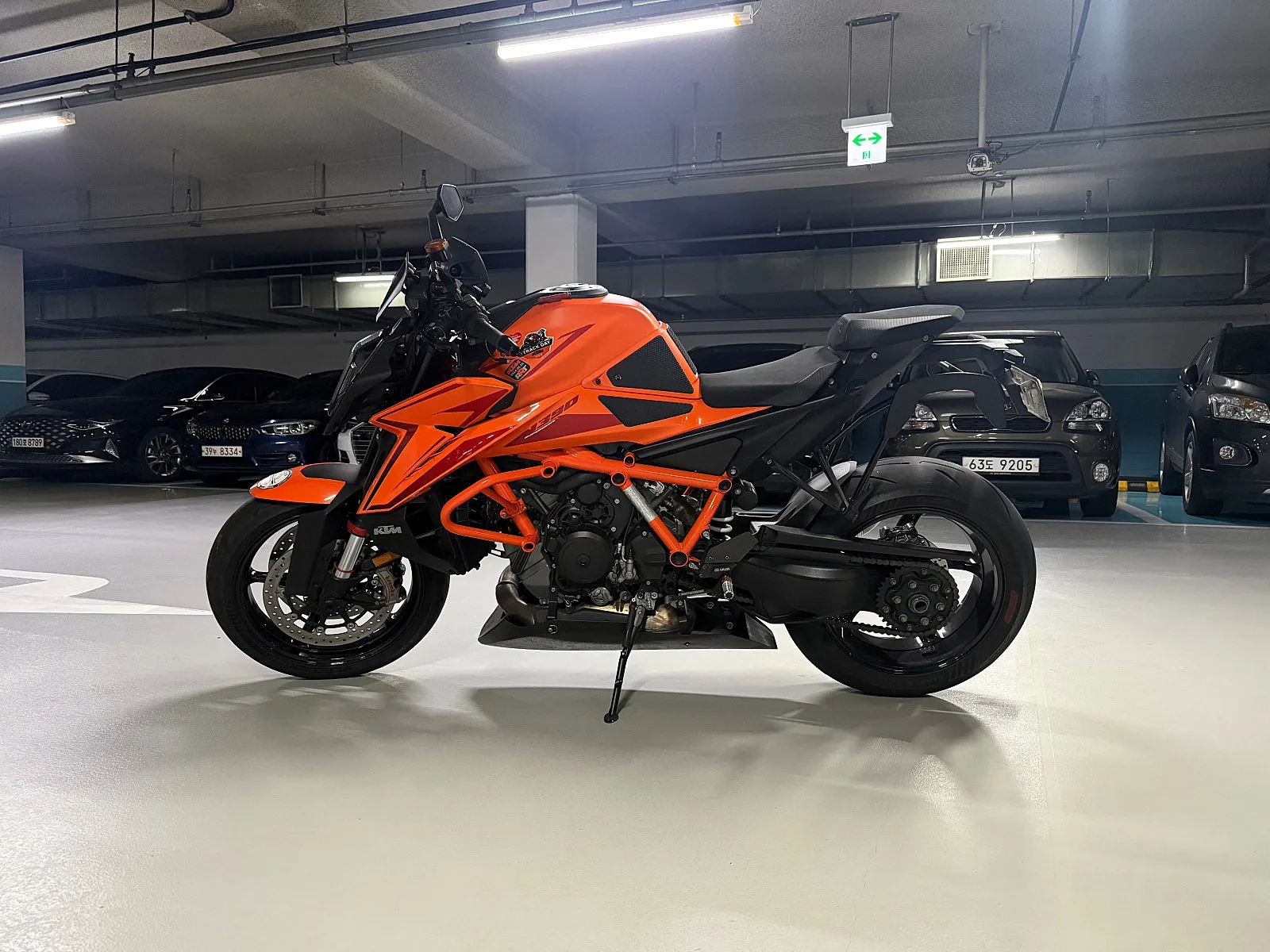 KTM 1390 슈퍼듀크 R 2024 레드 사진 6