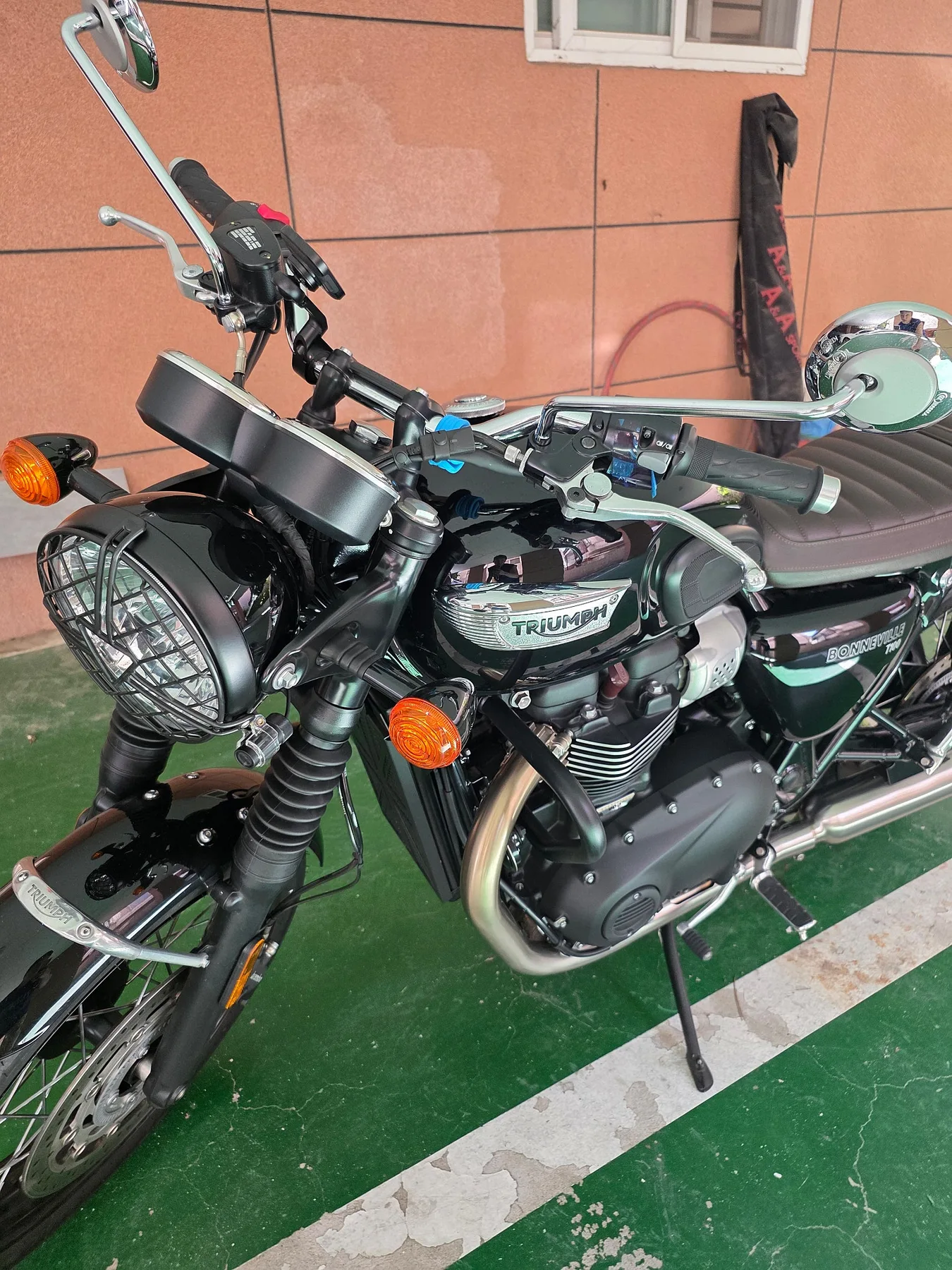트라이엄프 본네빌 T100 2025 블랙 사진 1