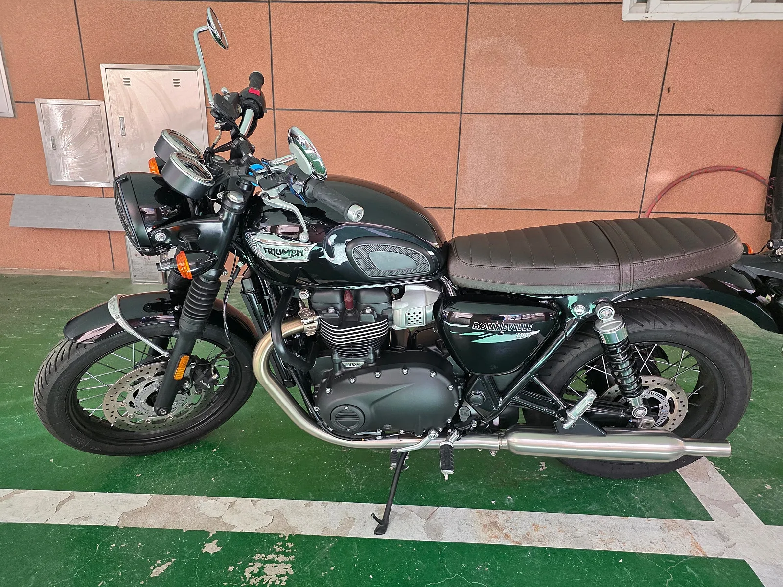 트라이엄프 본네빌 T100 2025 블랙 사진 4