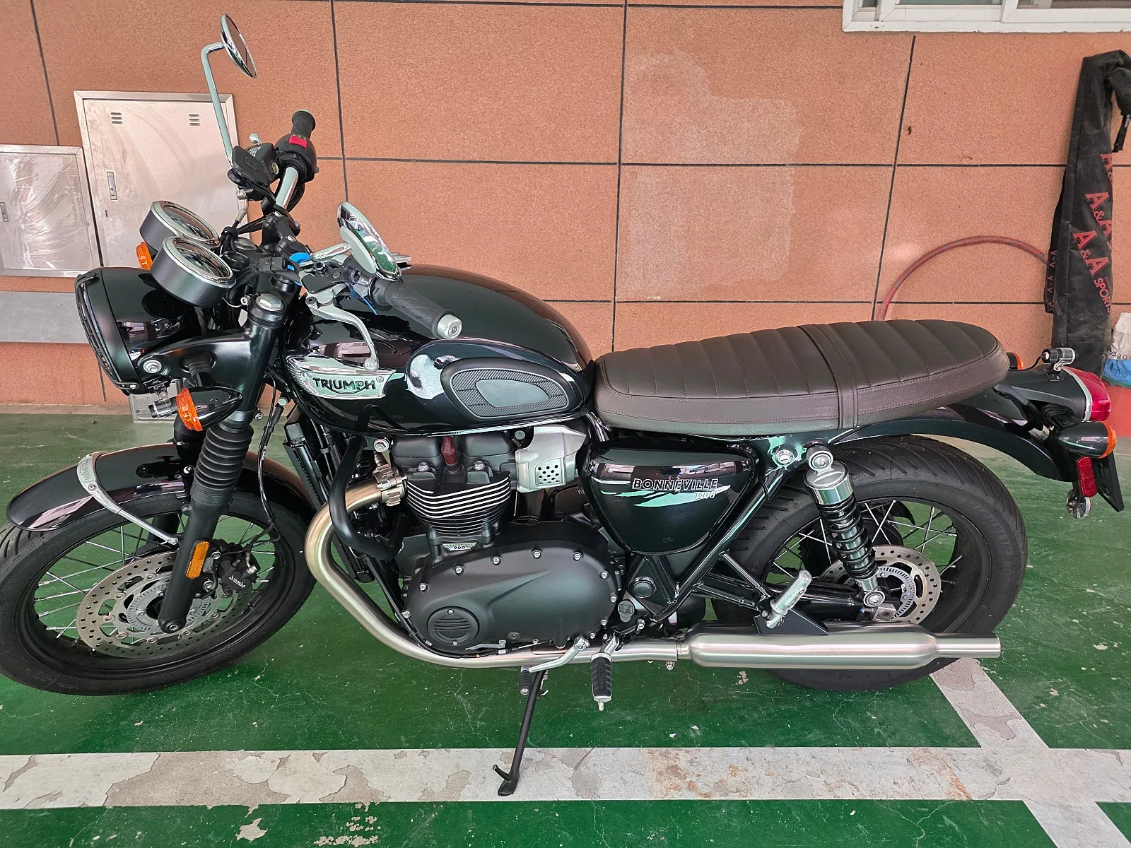 트라이엄프 본네빌 T100 2025 블랙 사진 5