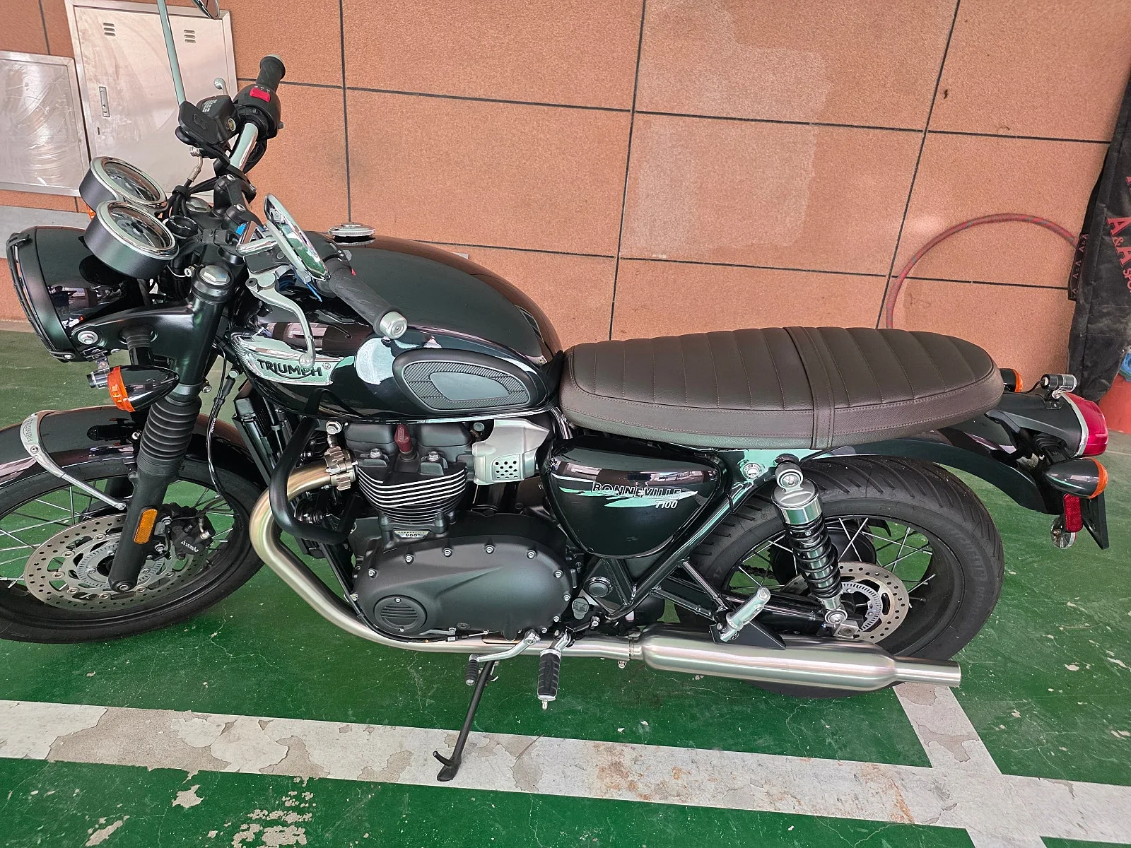 트라이엄프 본네빌 T100 2025 블랙 사진 6