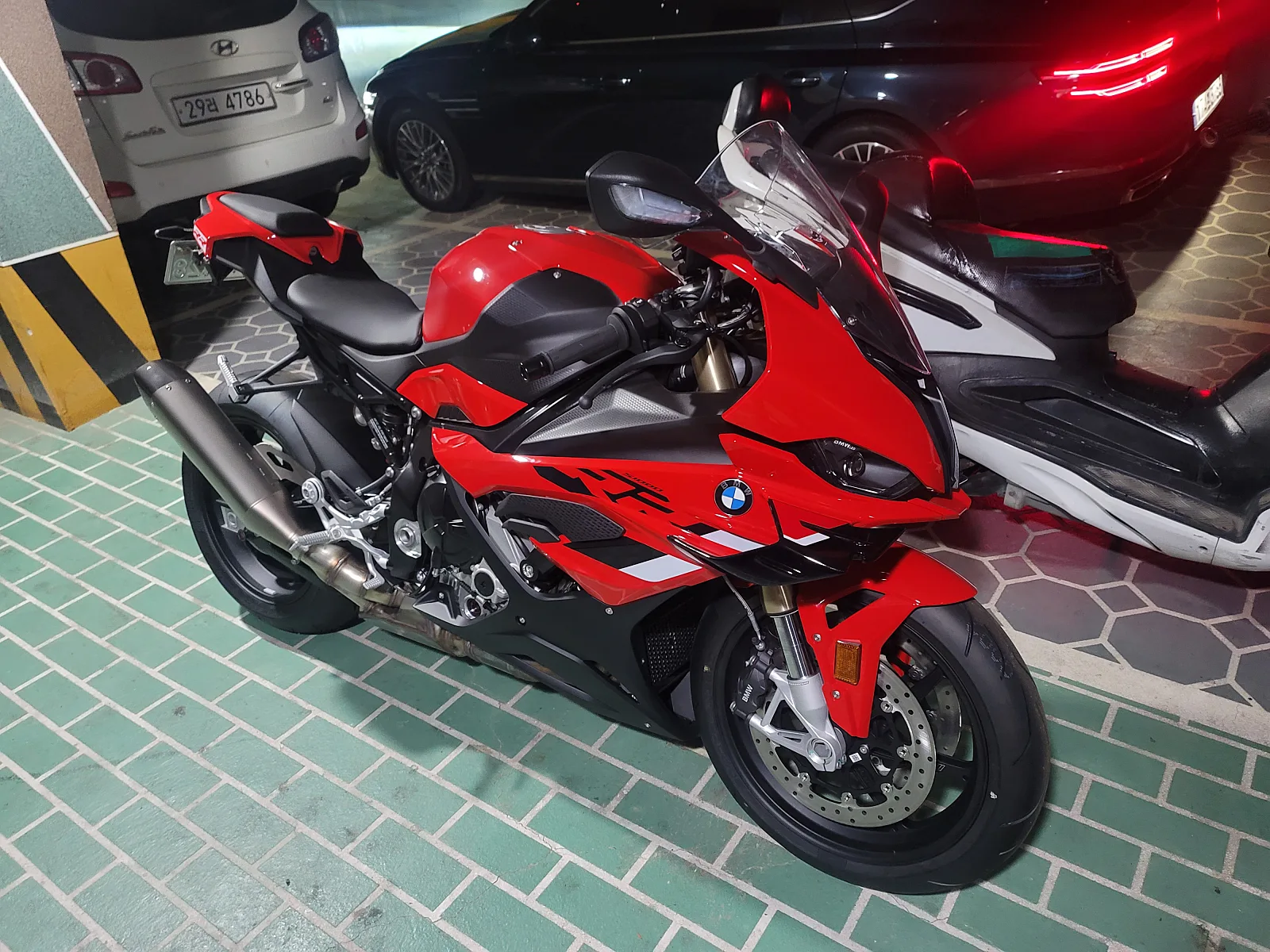 BMW S 1000 RR 2023 레이싱 레드 사진 3