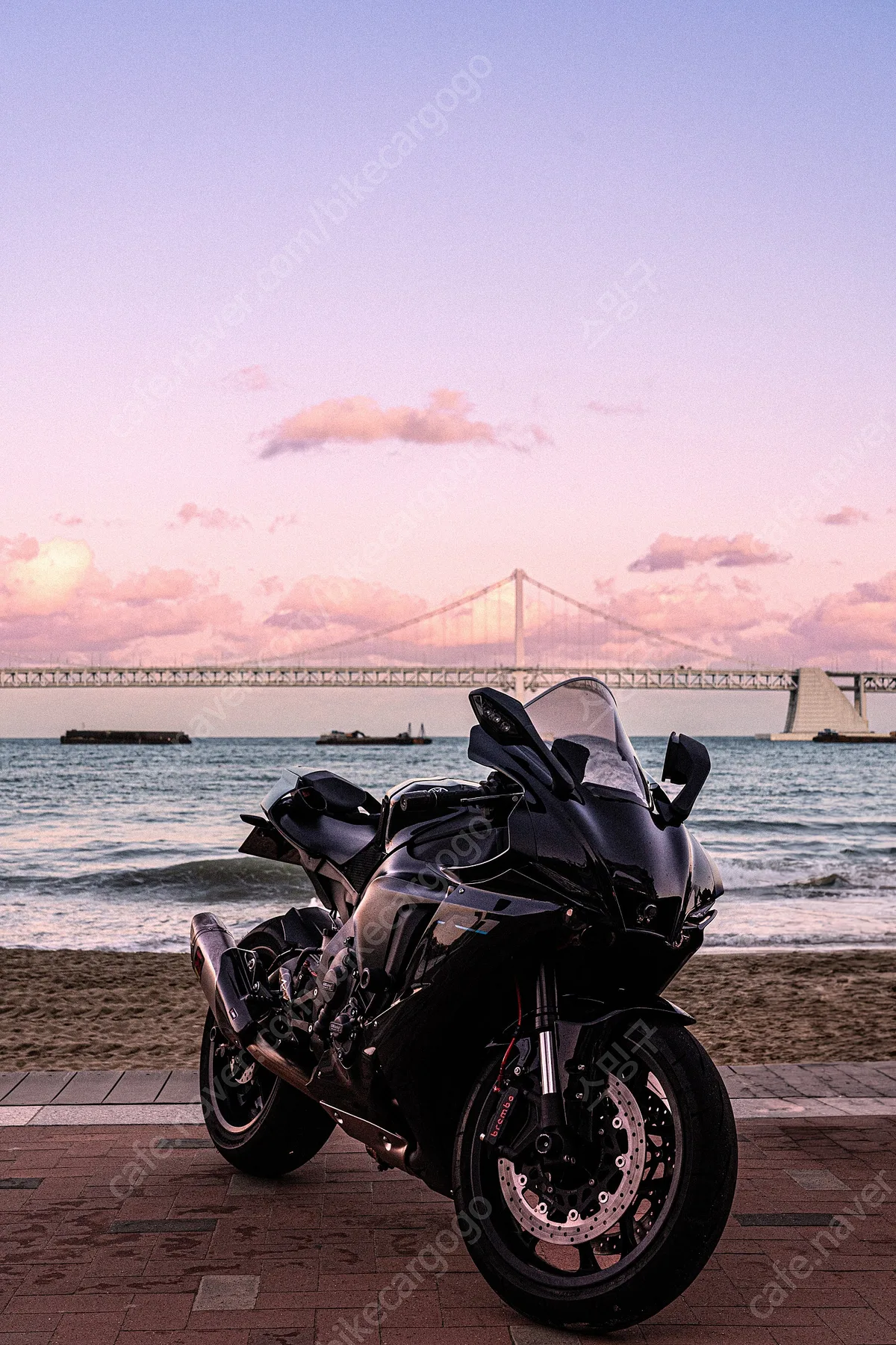 야마하 YZF R1 2022 블랙 사진 2
