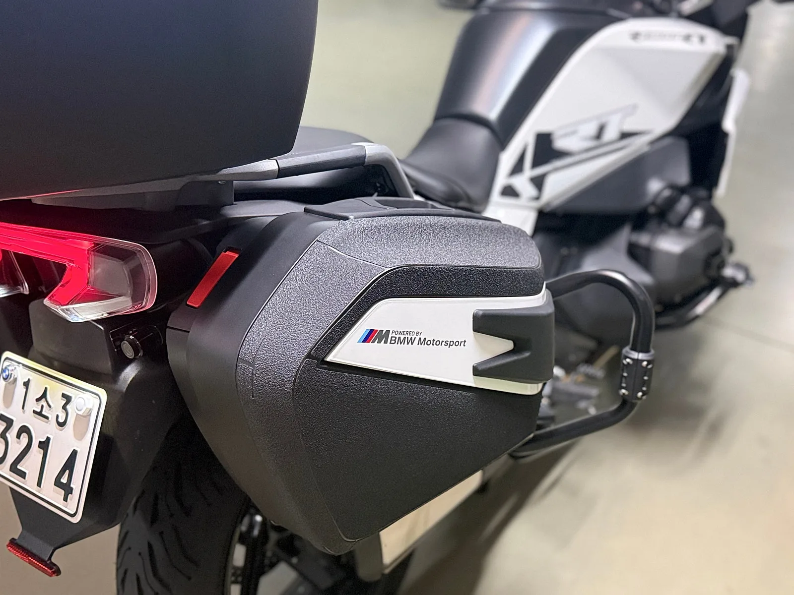 BMW R 1300 RT 2026 화이트 사진 4