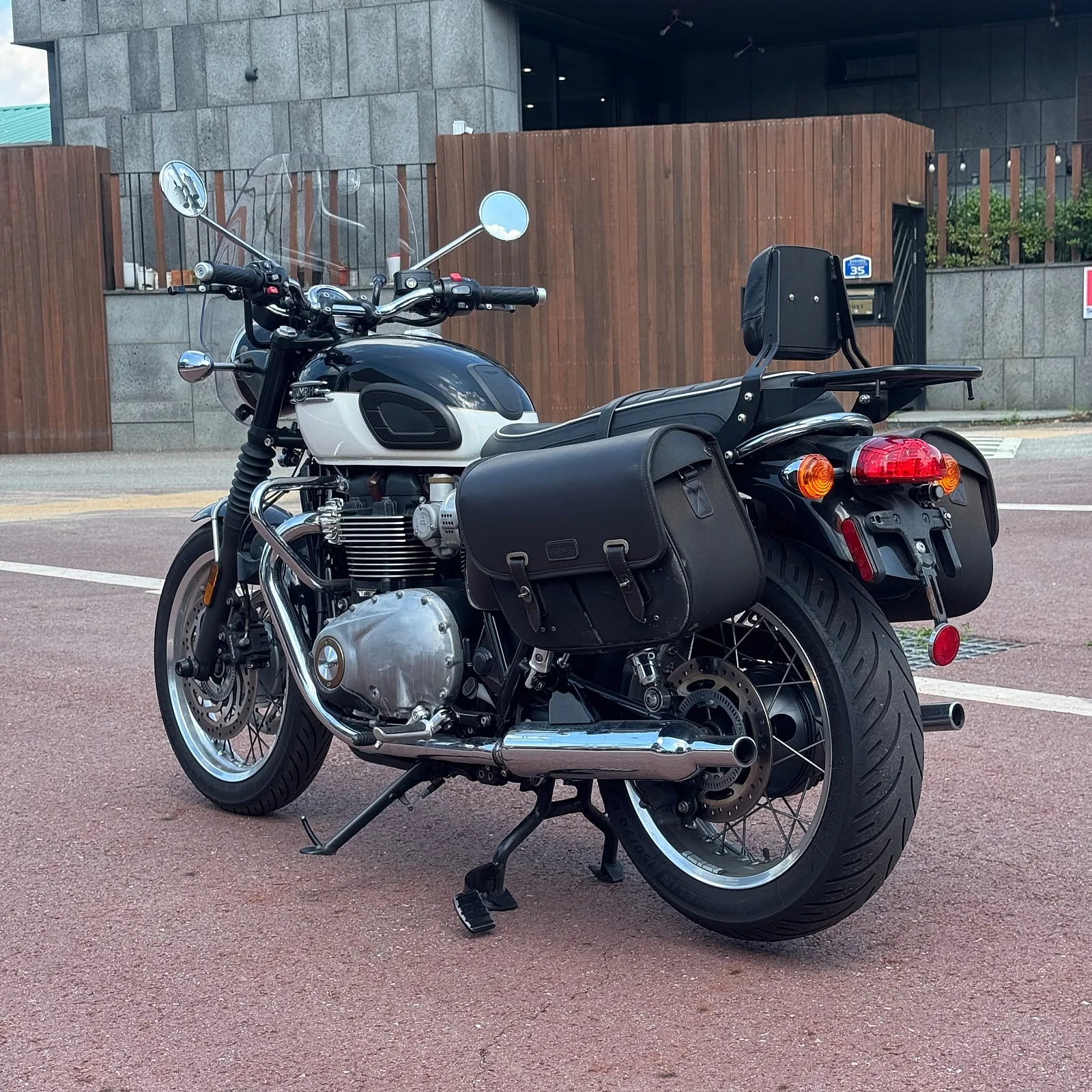 트라이엄프 본네빌 T120 2024 블랙 사진 8