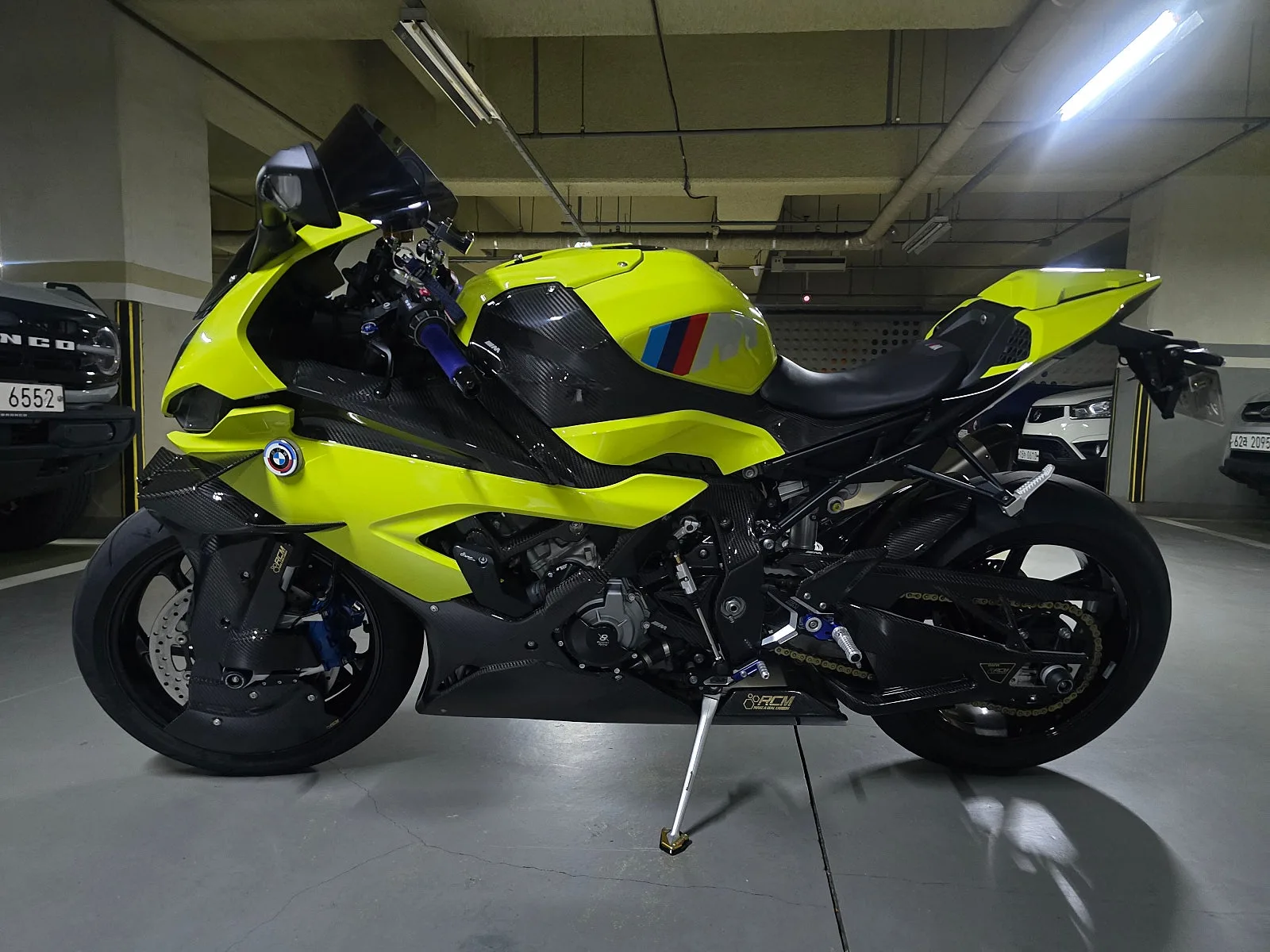 BMW M 1000 RR 2023 옐로 사진 2