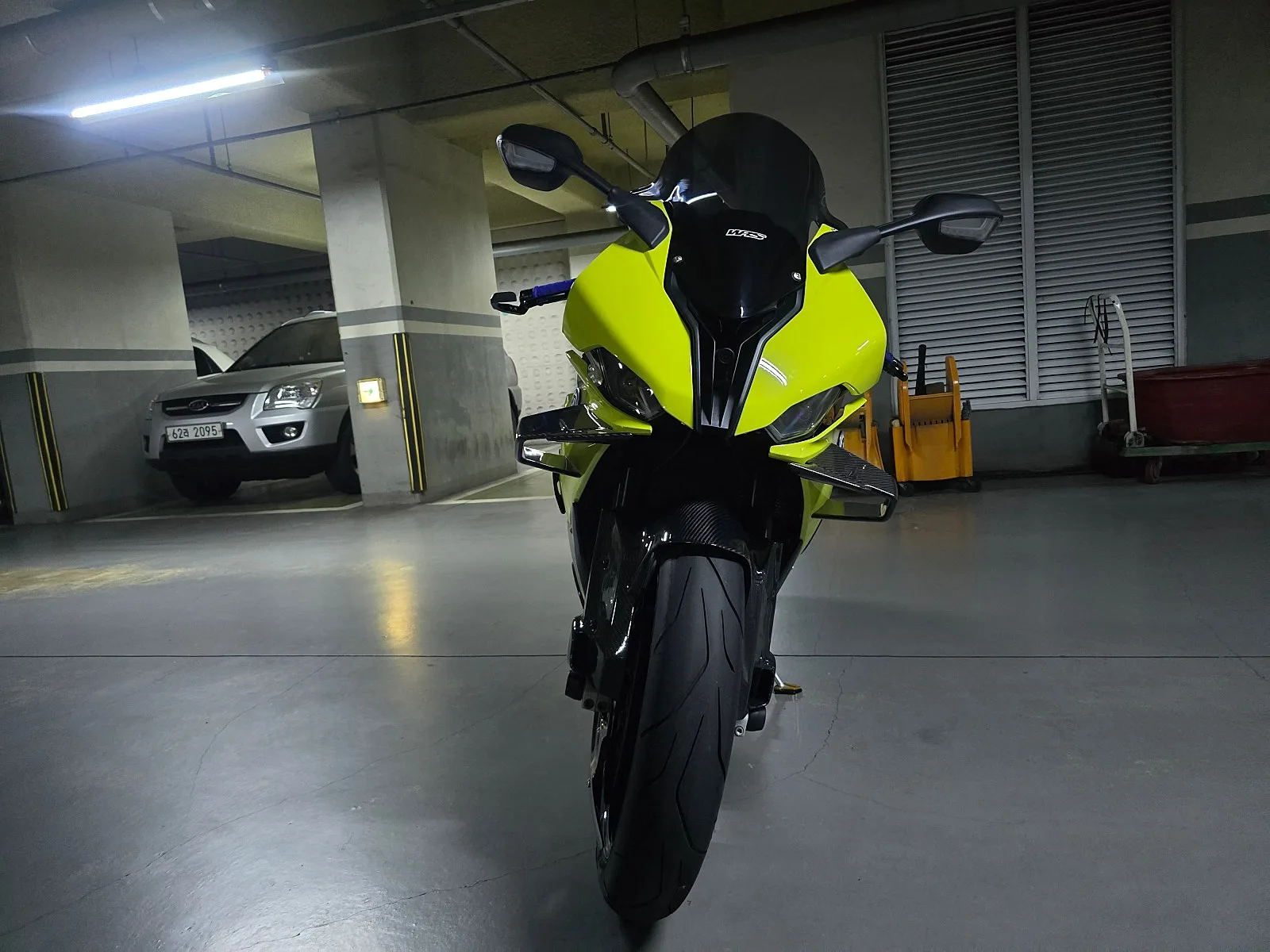 BMW M 1000 RR 2023 옐로 사진 3