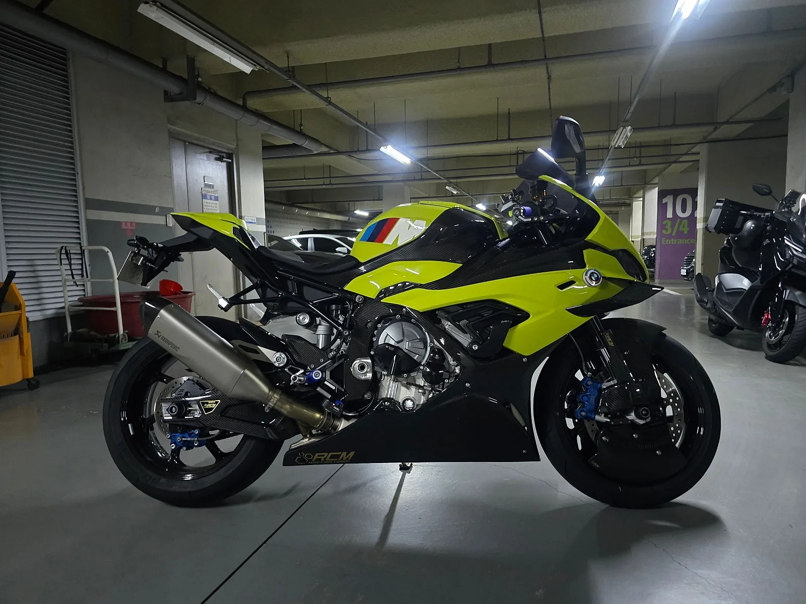 BMW M 1000 RR 2023 옐로 사진 4