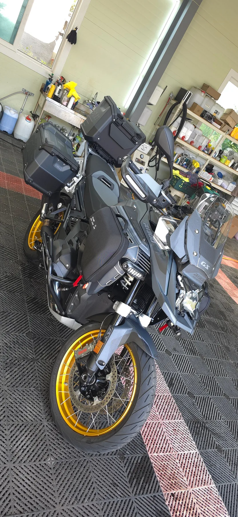 BMW GS1300 어드벤처 2026 검정색 사진 2