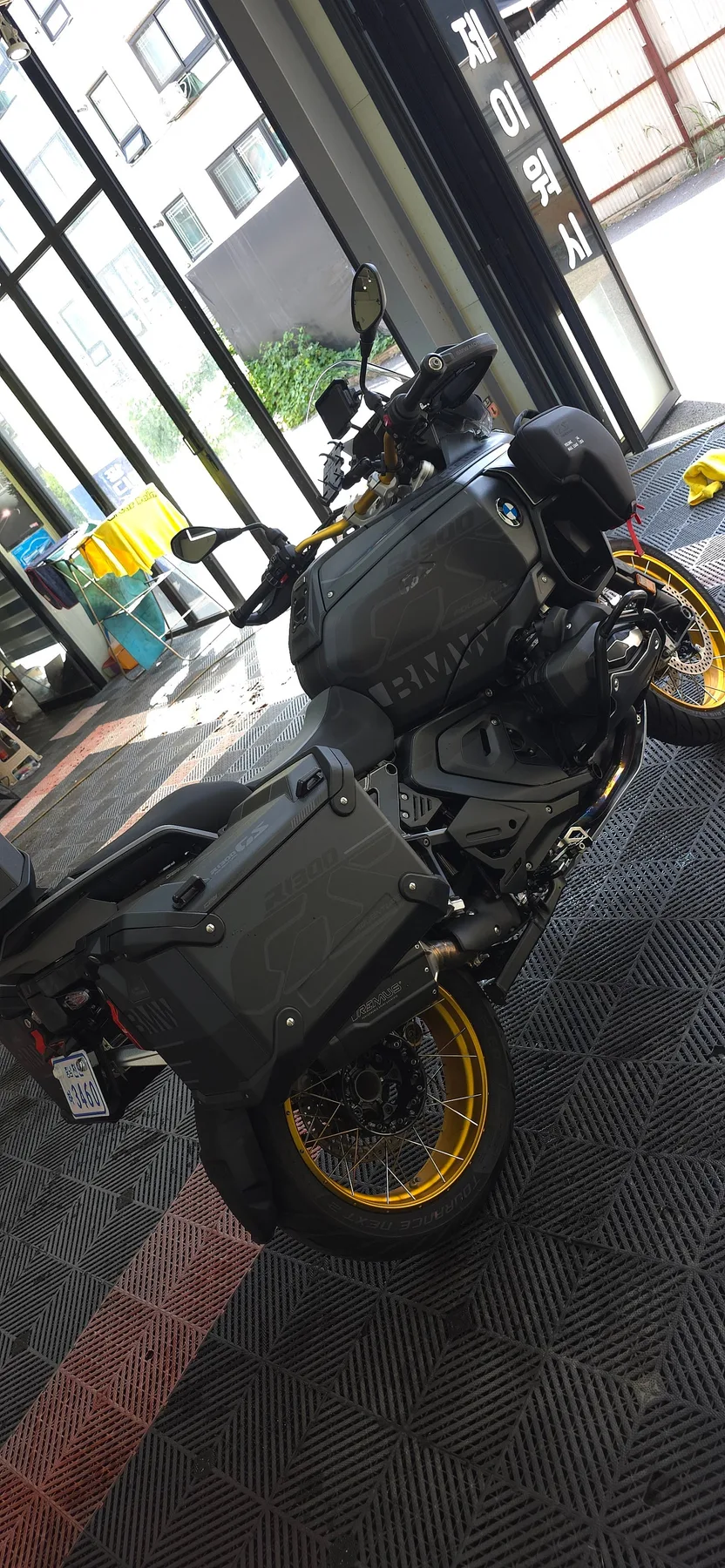BMW GS1300 어드벤처 2026 검정색 사진 3