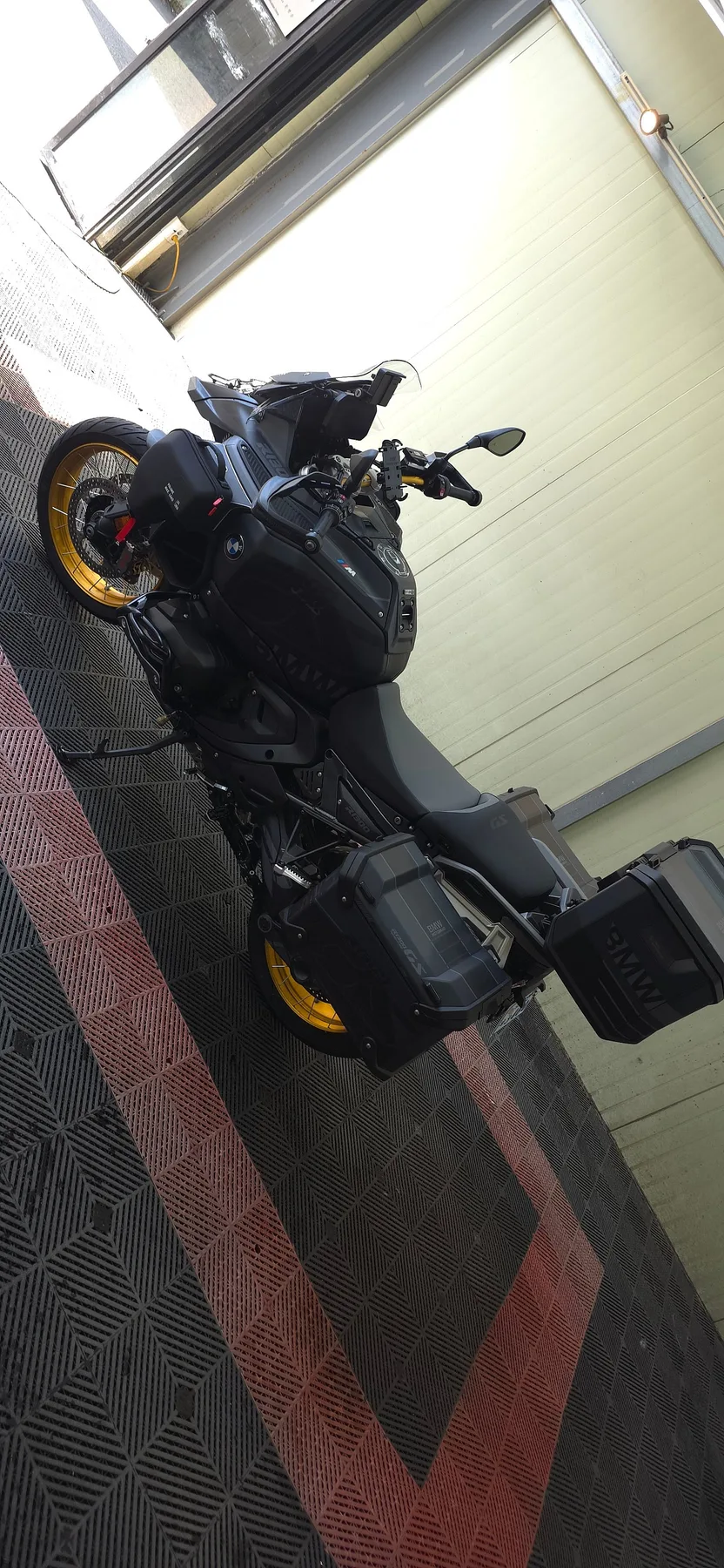 BMW GS1300 어드벤처 2026 검정색 사진 4