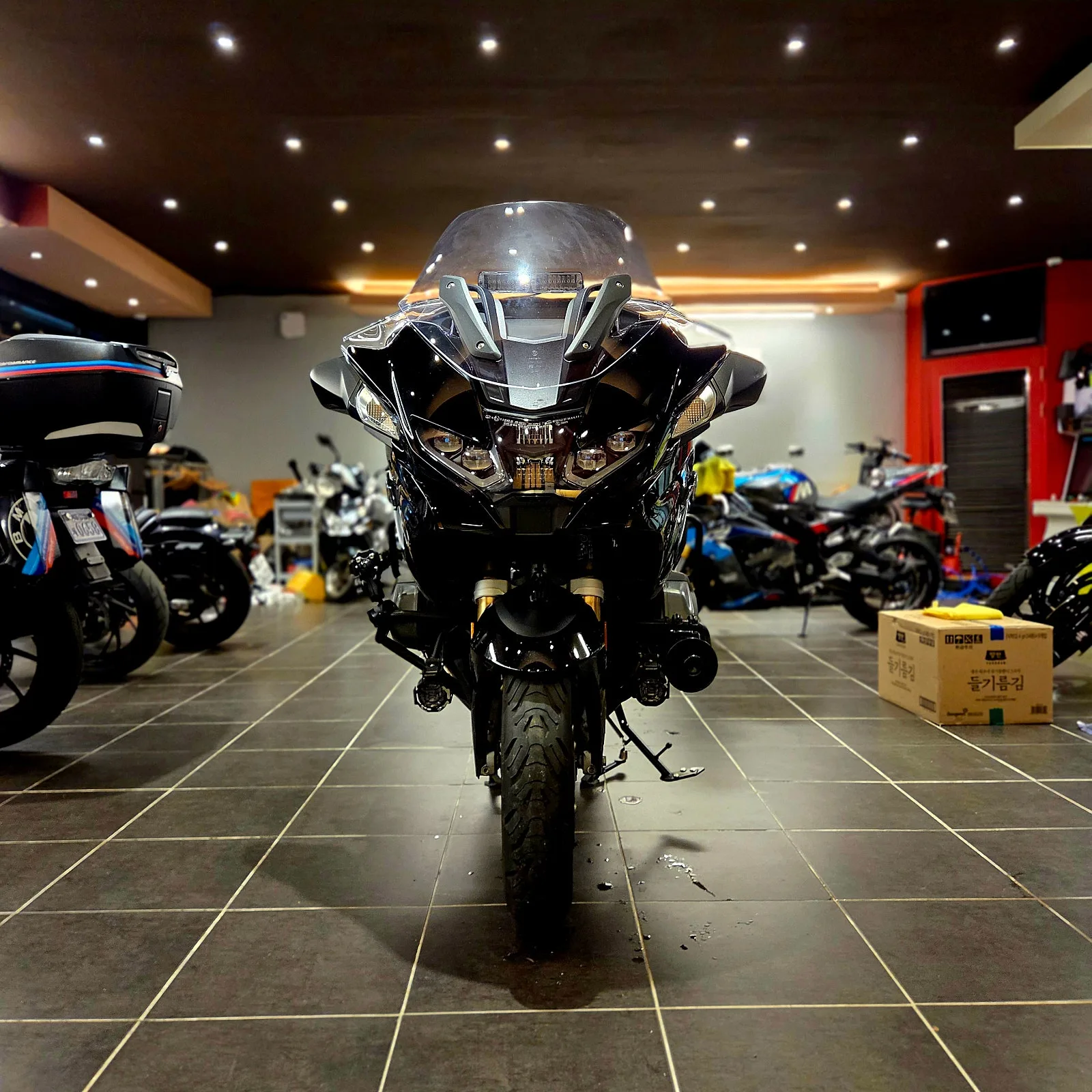 BMW R 1250 RT 2024 트리플 블랙 사진 1