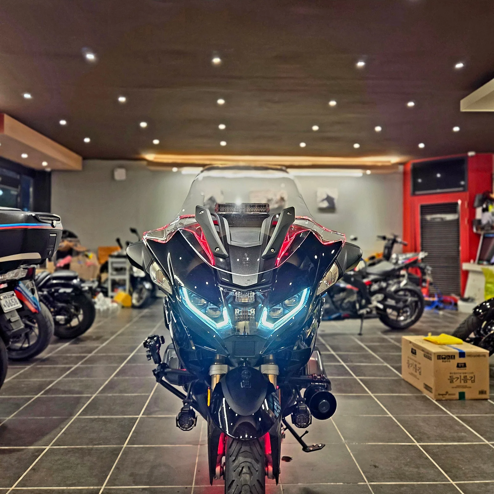 BMW R 1250 RT 2024 트리플 블랙 사진 2