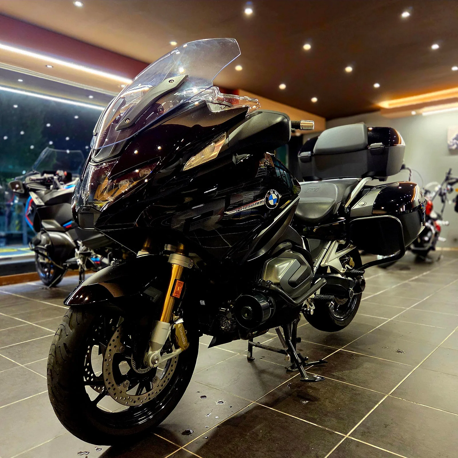 BMW R 1250 RT 2024 트리플 블랙 사진 3