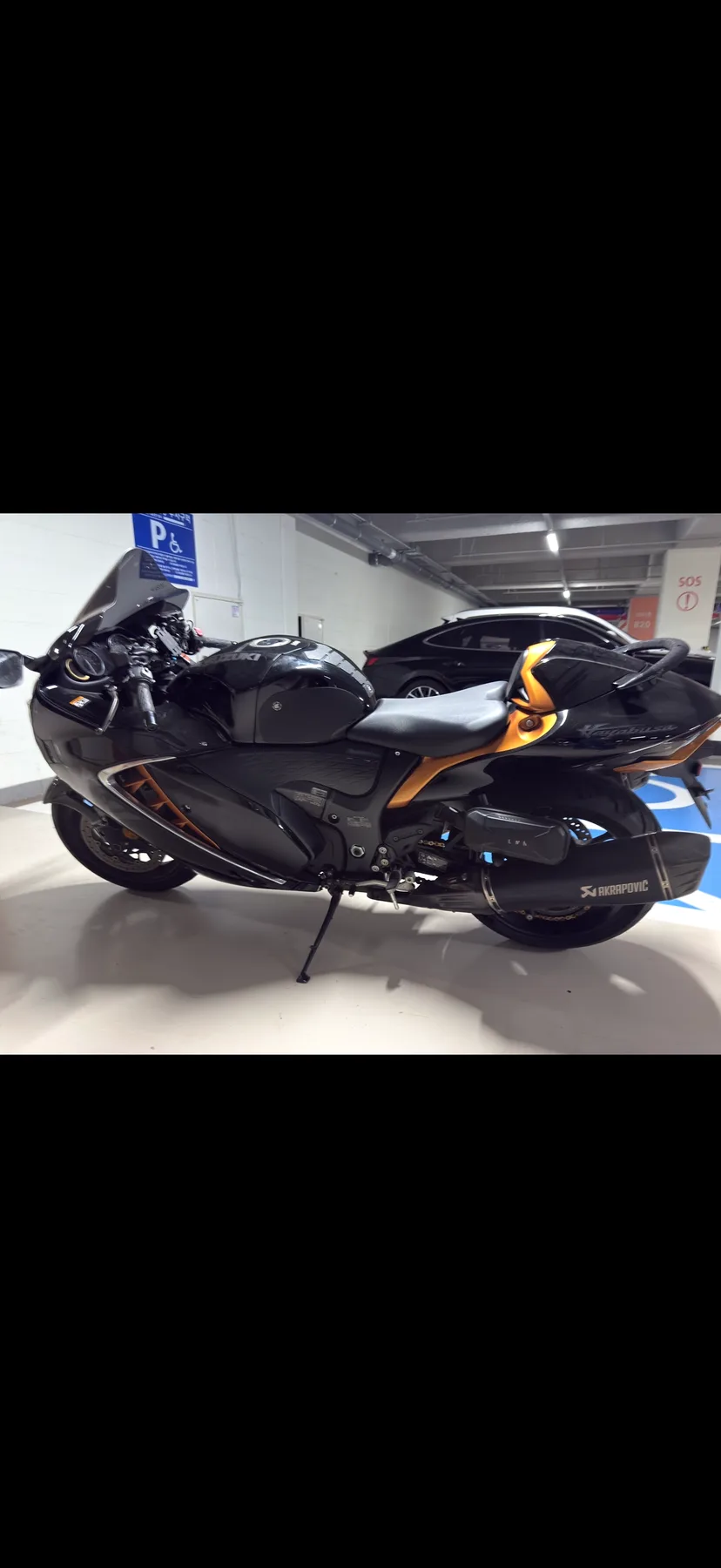 스즈키 하야부사 GSX1300R 2022 블랙 사진 2