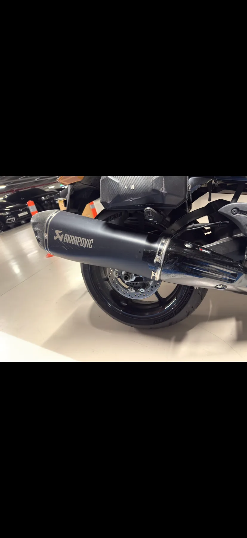 스즈키 하야부사 GSX1300R 2022 블랙 사진 3