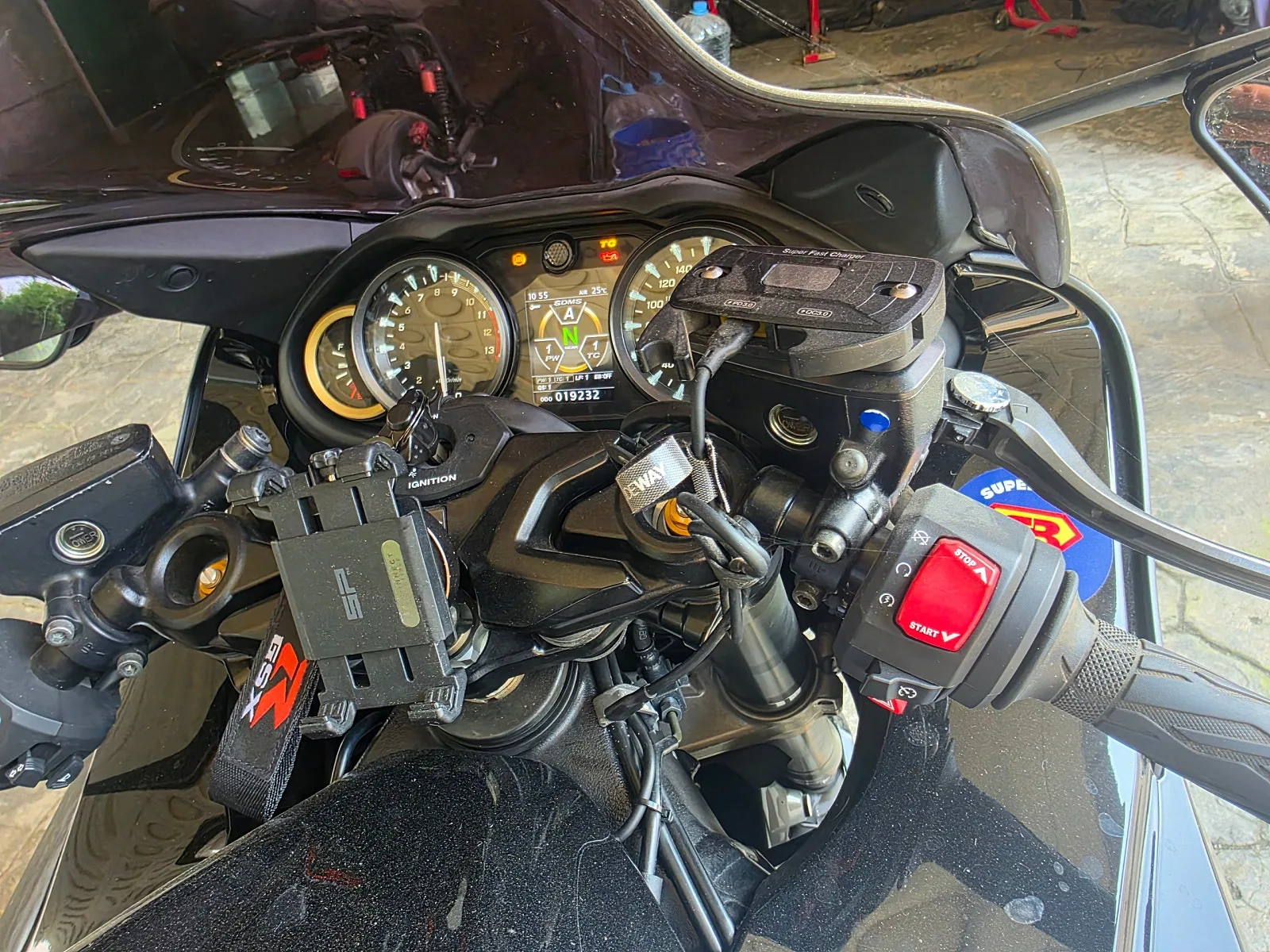 스즈키 하야부사 GSX1300R 2022 블랙 사진 6