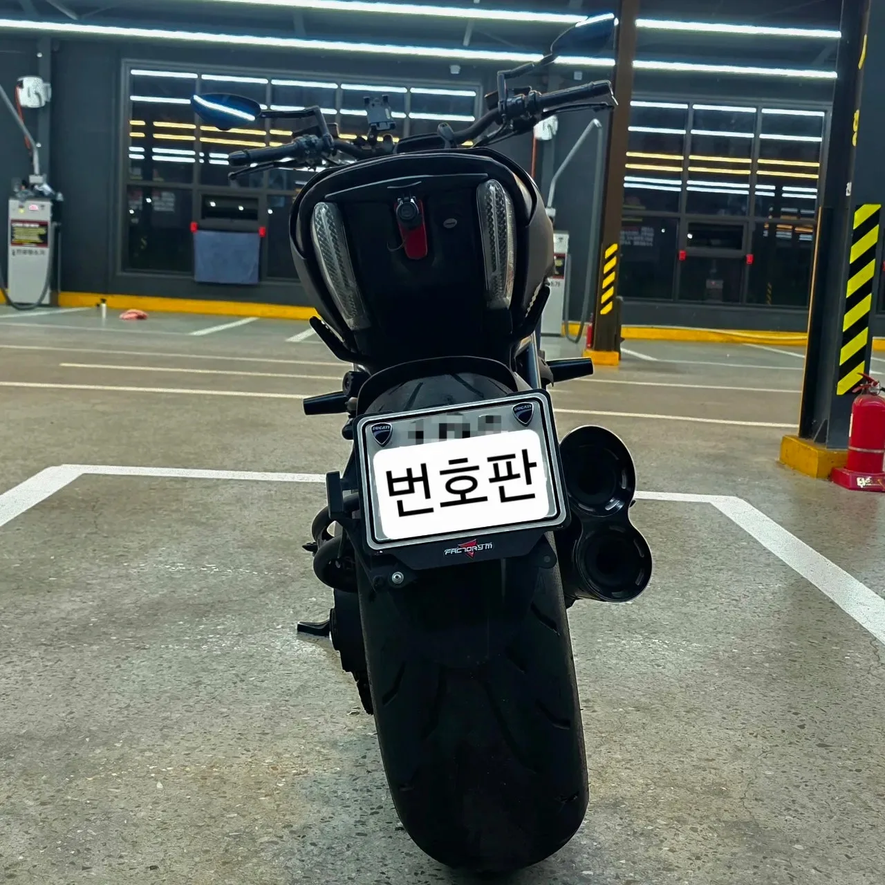 두카티 디아벨 디젤 에디션 2017 올블랙 사진 4