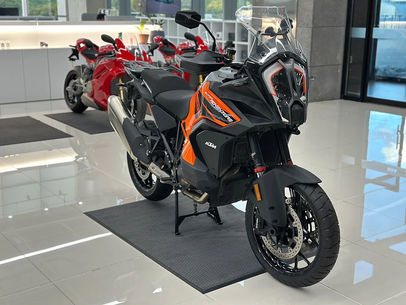 KTM 1290 슈퍼 어드벤처 S 2022 블랙 사진 2