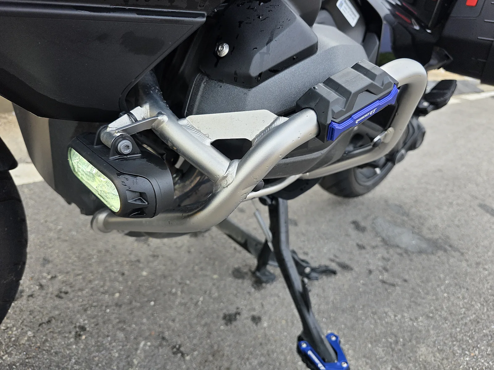 BMW R 1300 RT 2026 트리플블랙 사진 2