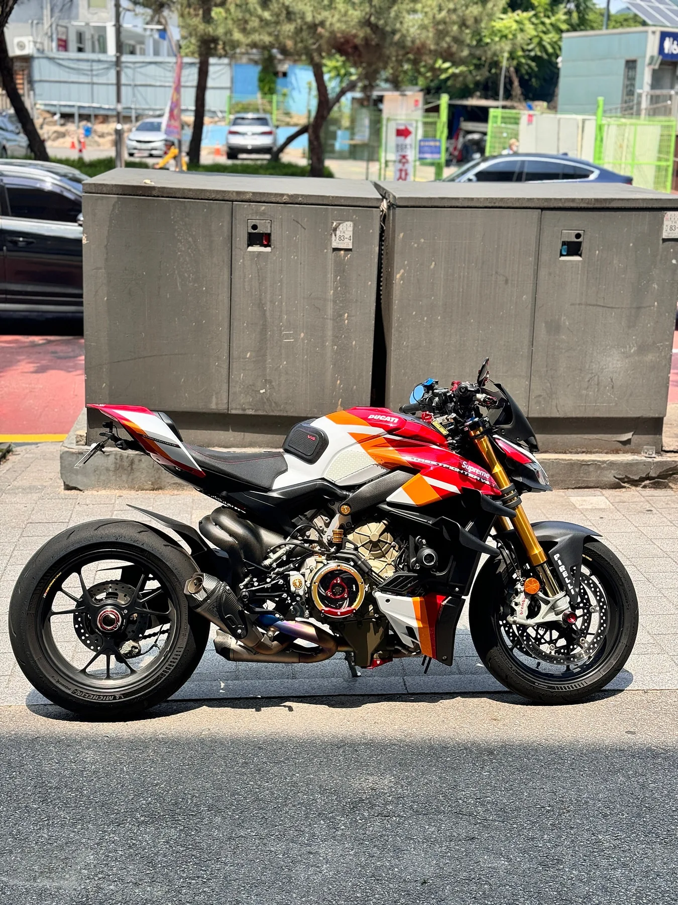 두카티 스트리트파이터 V4 S 2020 레드 사진 1