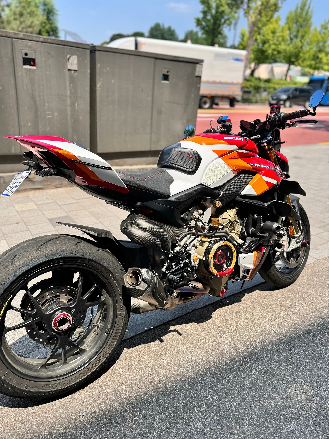 두카티 스트리트파이터 V4 S 2020 레드 사진 5