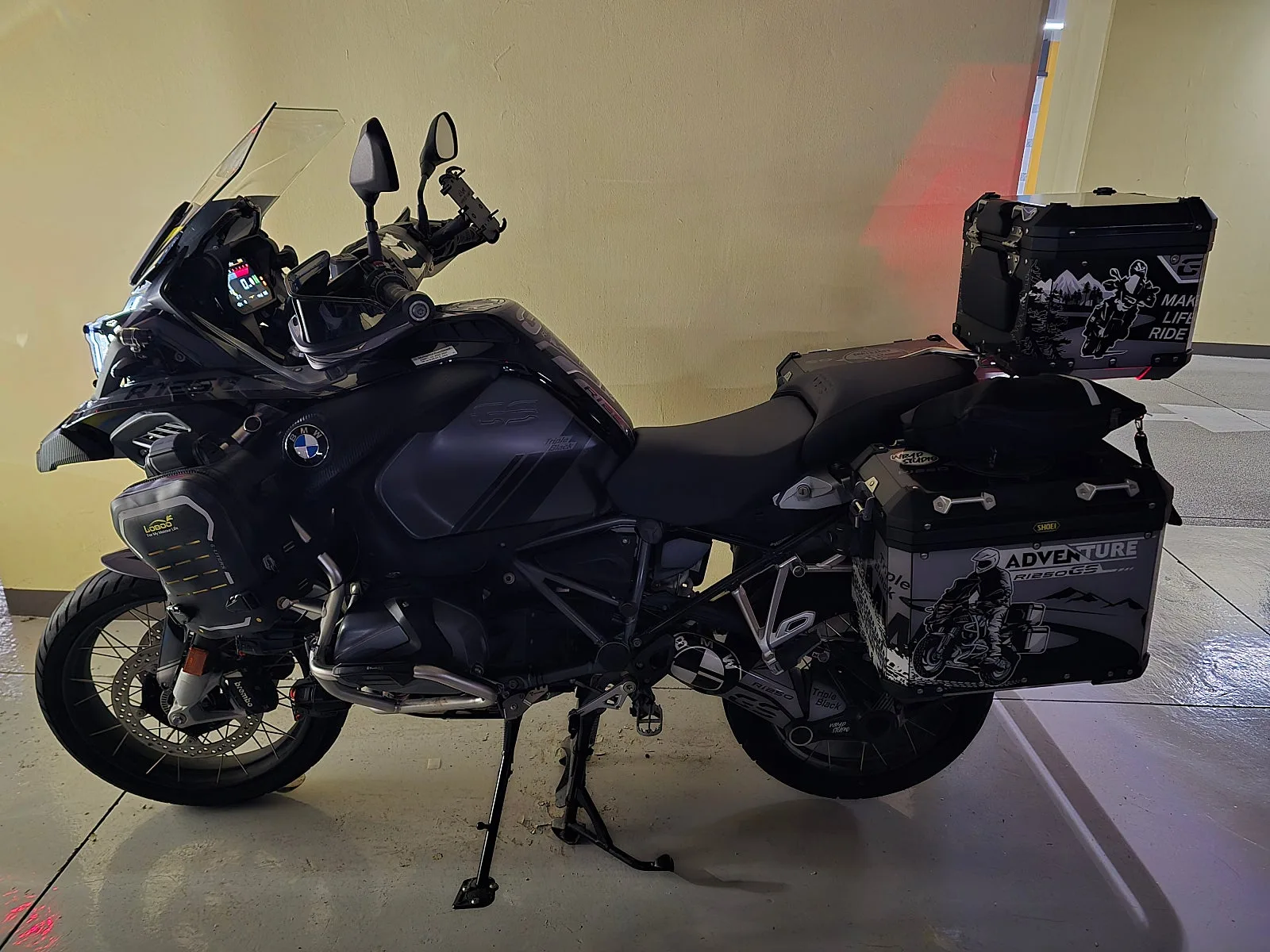 BMW R 1250 GS Adventure 2023 트리플블랙 사진 1