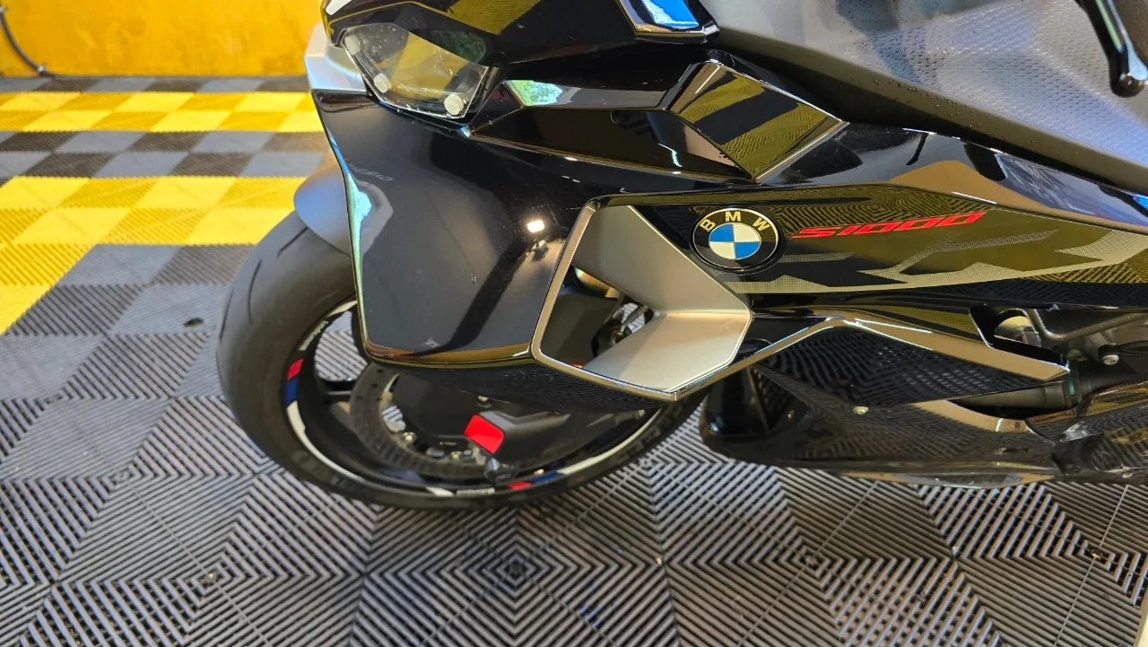 BMW S 1000 RR 2025 블랙 사진 3