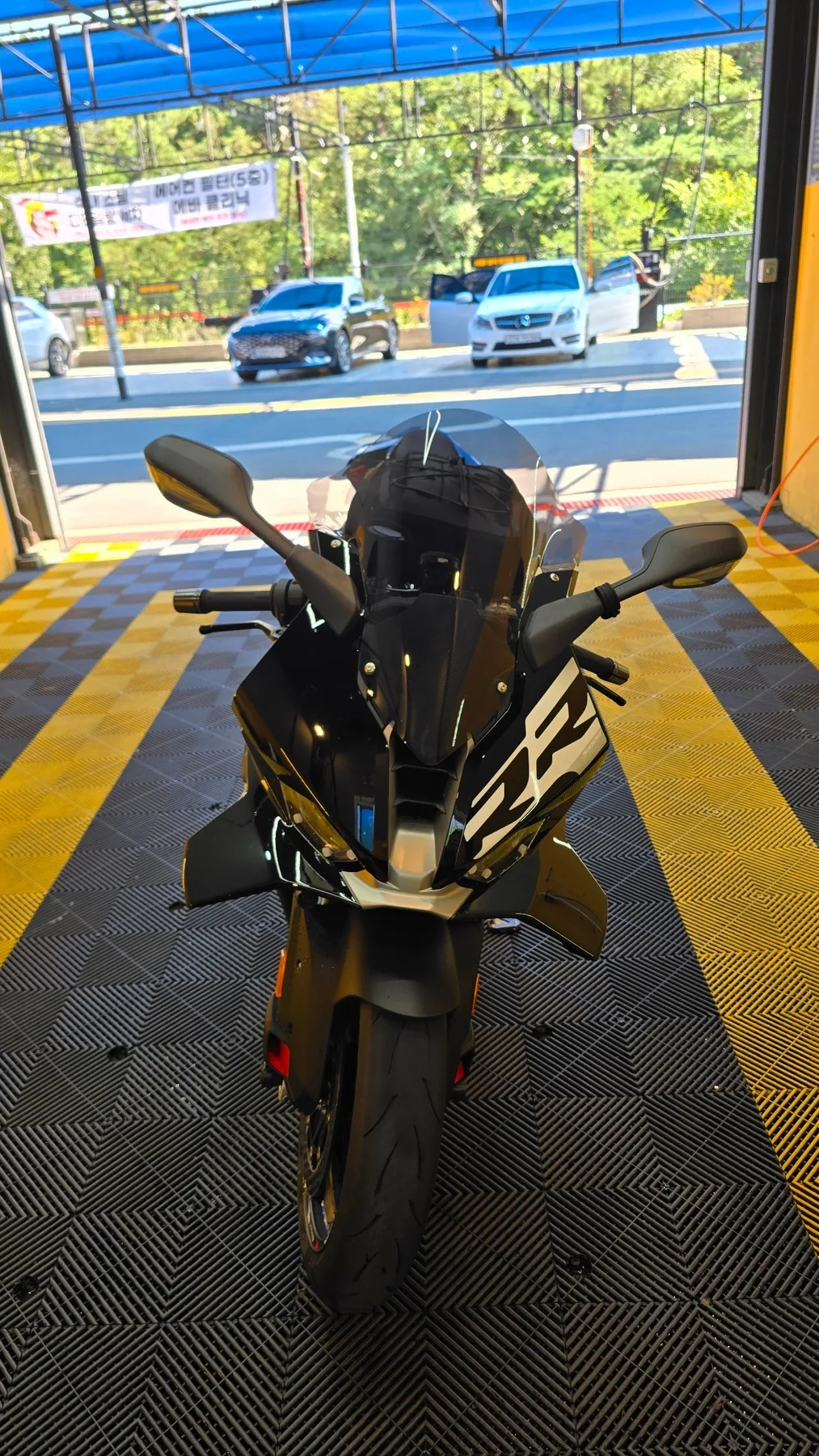 BMW S 1000 RR 2025 블랙 사진 4