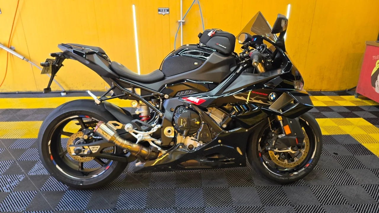 BMW S 1000 RR 2025 블랙 사진 5