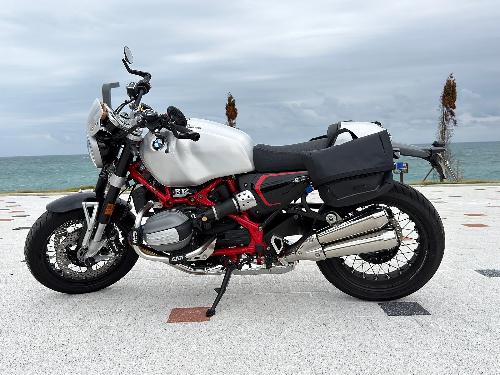BMW R 12 nine T 2026 화이트