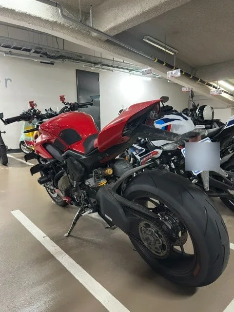 두카티 스트리트파이터 V4 S 2023 레드 사진 6