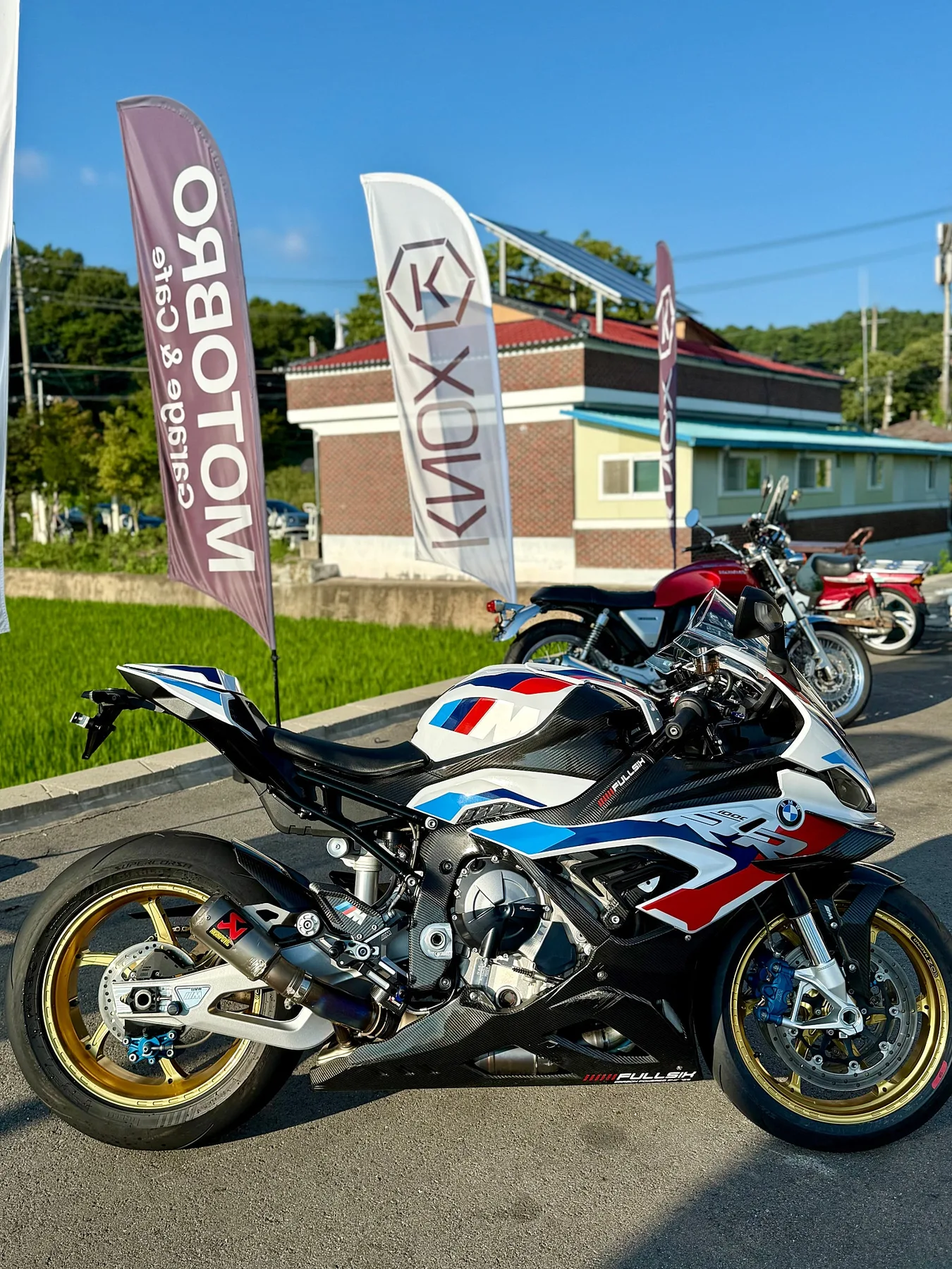 BMW M 1000 RR 2022 화이트 사진 2