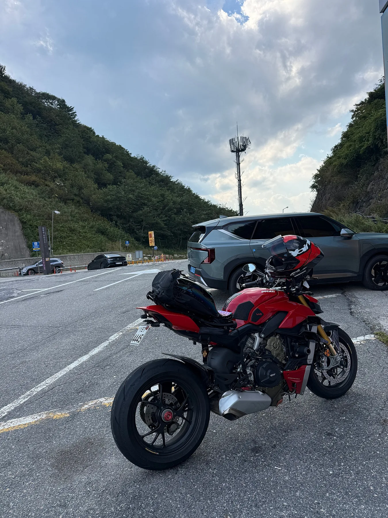 두카티 스트리트파이터 V4 S 2021 블랙 사진 8