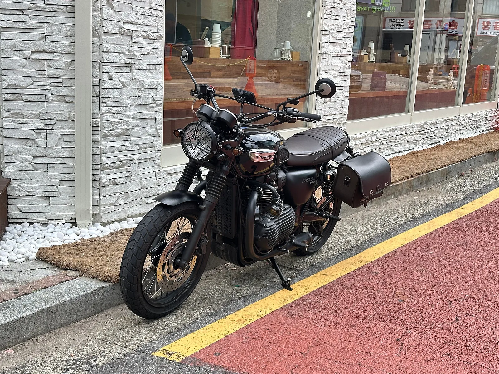 트라이엄프 본네빌 T100 2020 블랙 사진 2