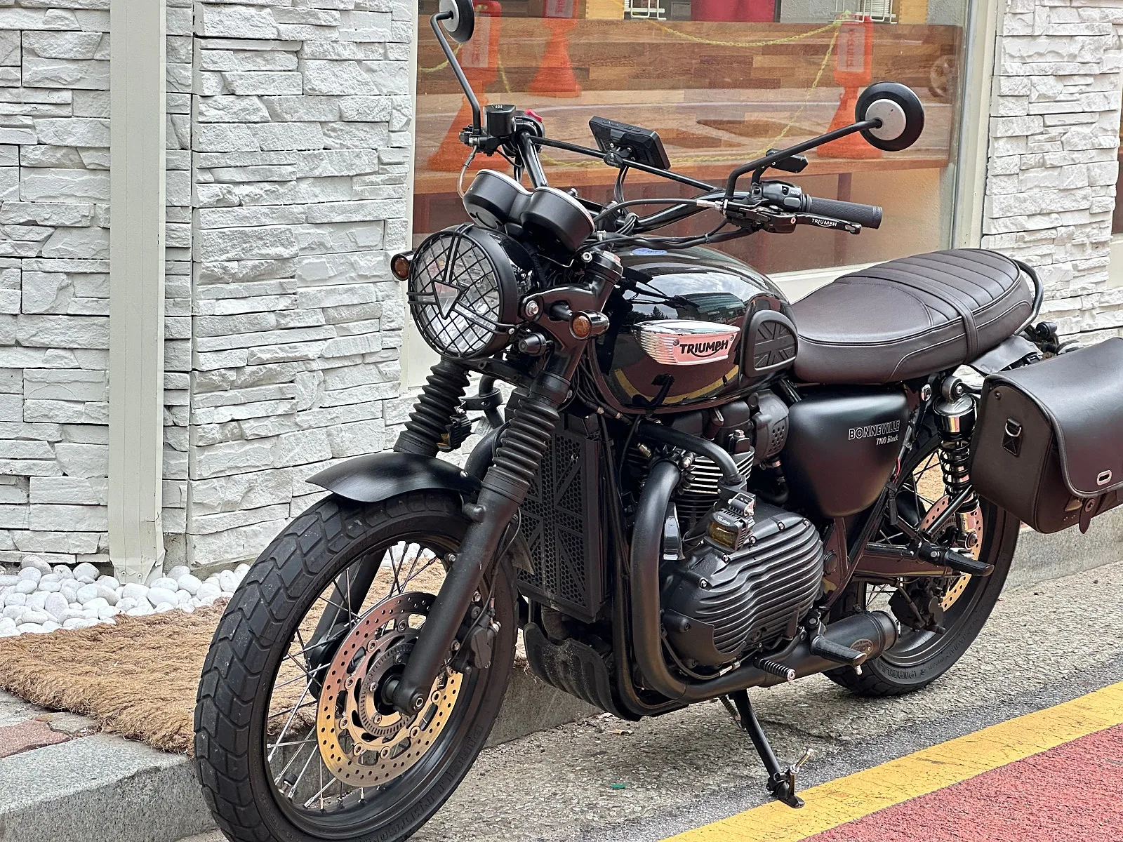 트라이엄프 본네빌 T100 2020 블랙 사진 6