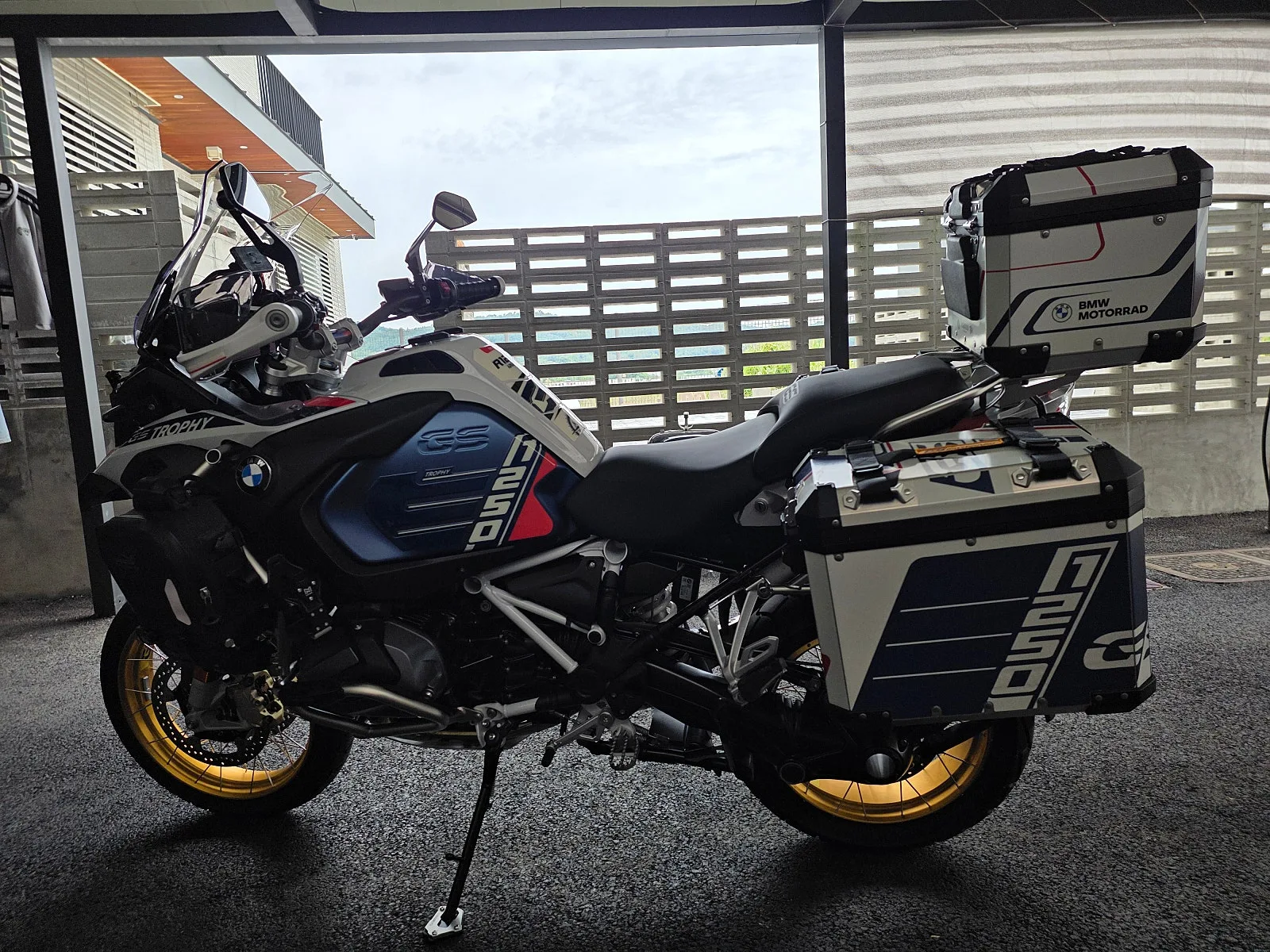 BMW R 1250 GS Adventure Trophy 2023 블랙 사진 3