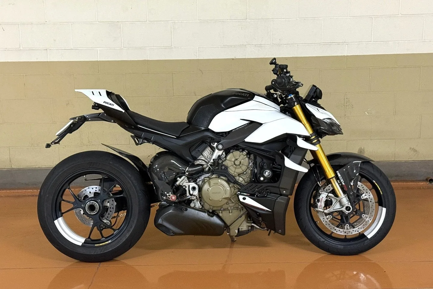 두카티 스트리트파이터 V4 S 2021 화이트 사진 2