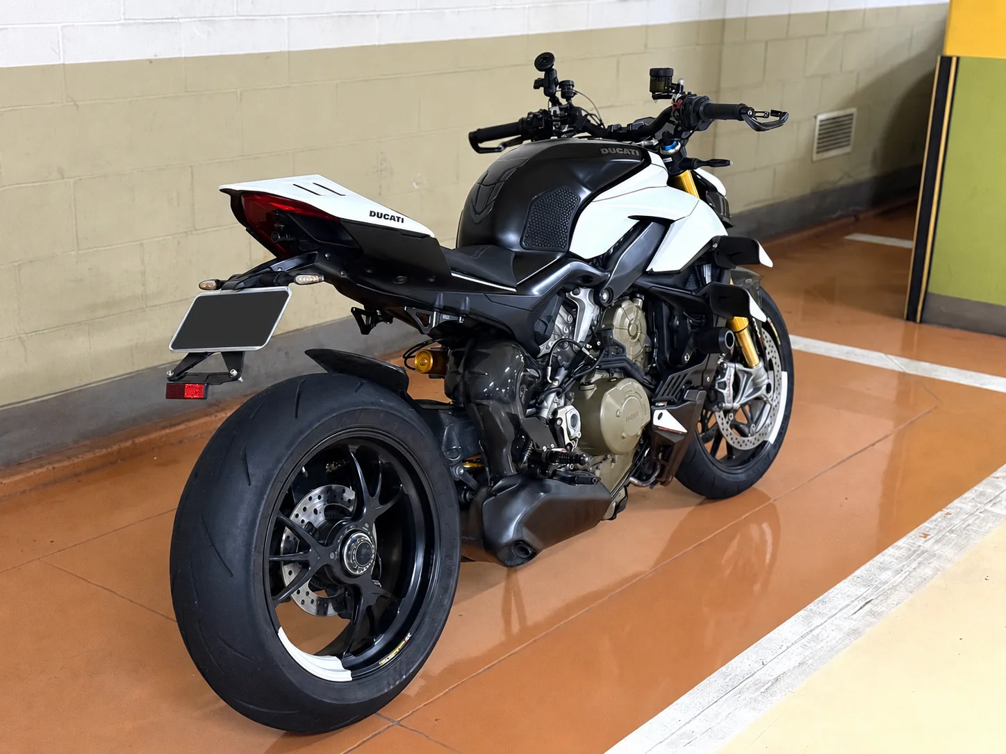 두카티 스트리트파이터 V4 S 2021 화이트 사진 3