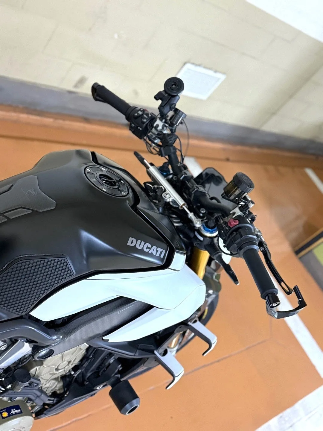 두카티 스트리트파이터 V4 S 2021 화이트 사진 4
