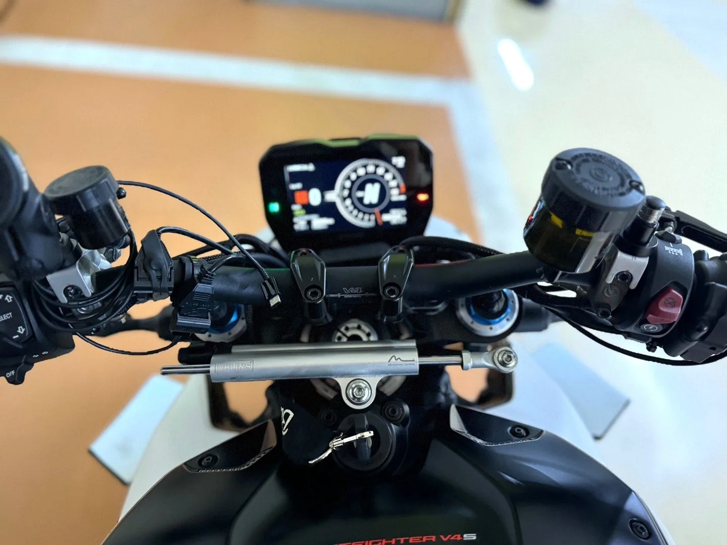 두카티 스트리트파이터 V4 S 2021 화이트 사진 8