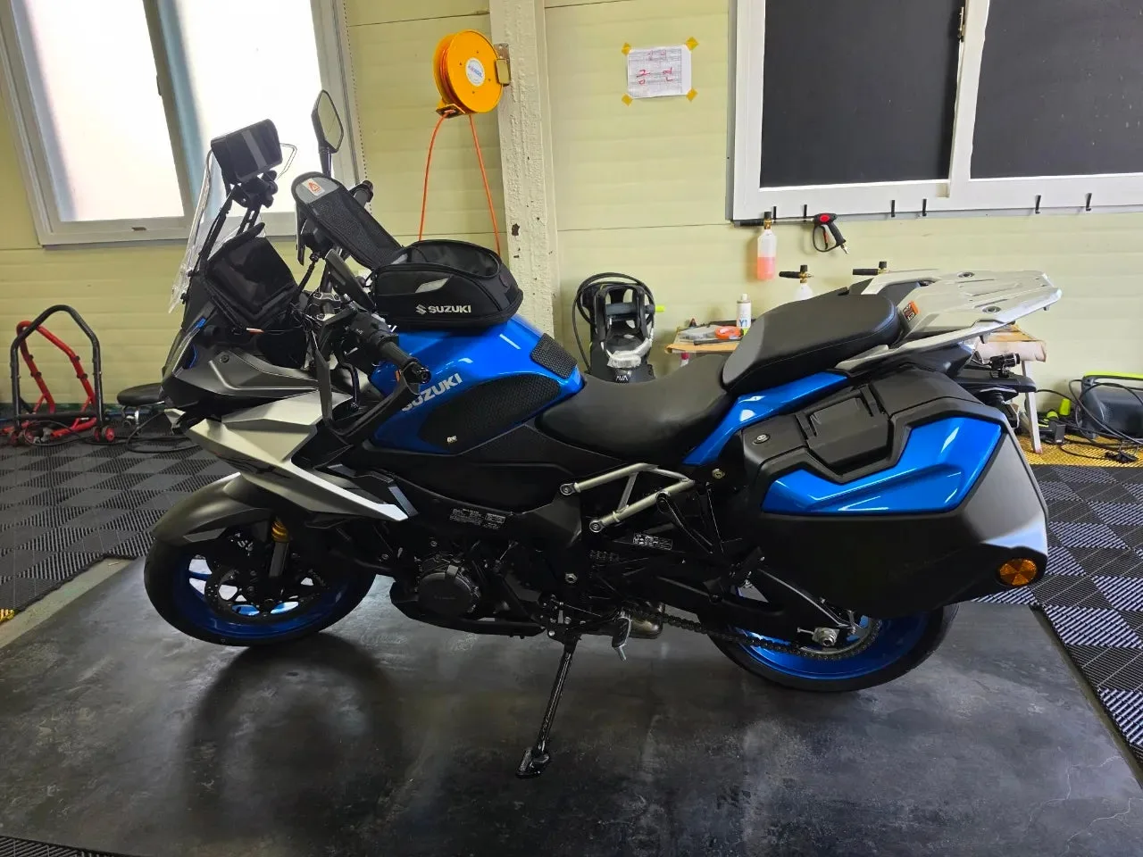 스즈키 GSX S 1000 GX 2024 블랙 사진 3