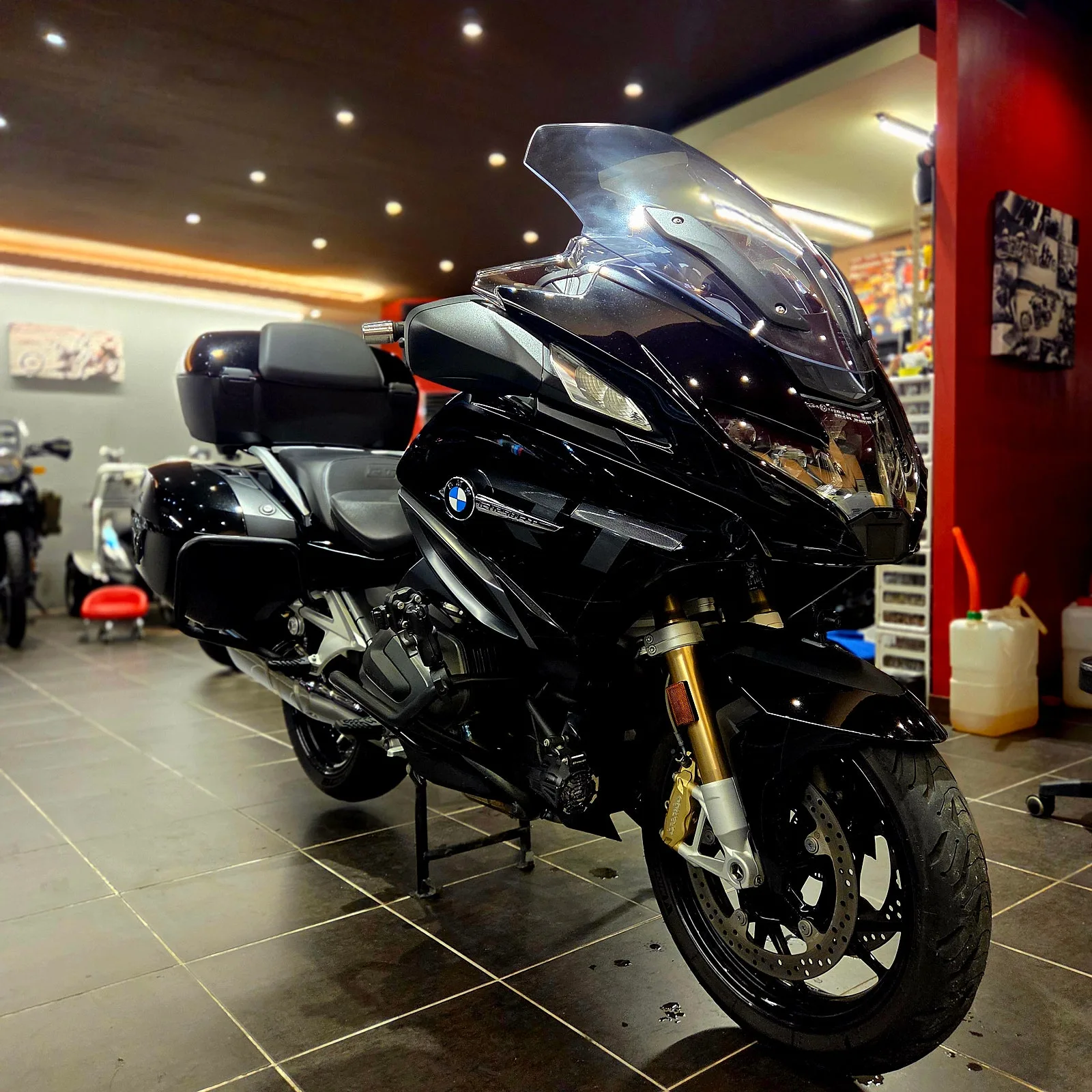 BMW R 1250 RT 2024 트리플 블랙 사진 4