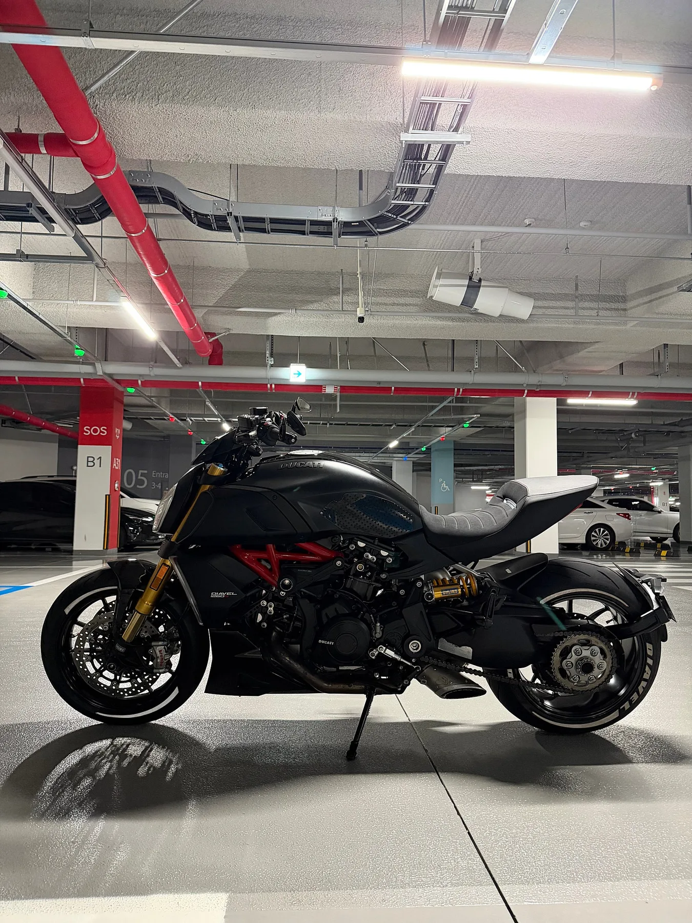 두카티 디아벨 1260 S 2021 블랙 사진 3