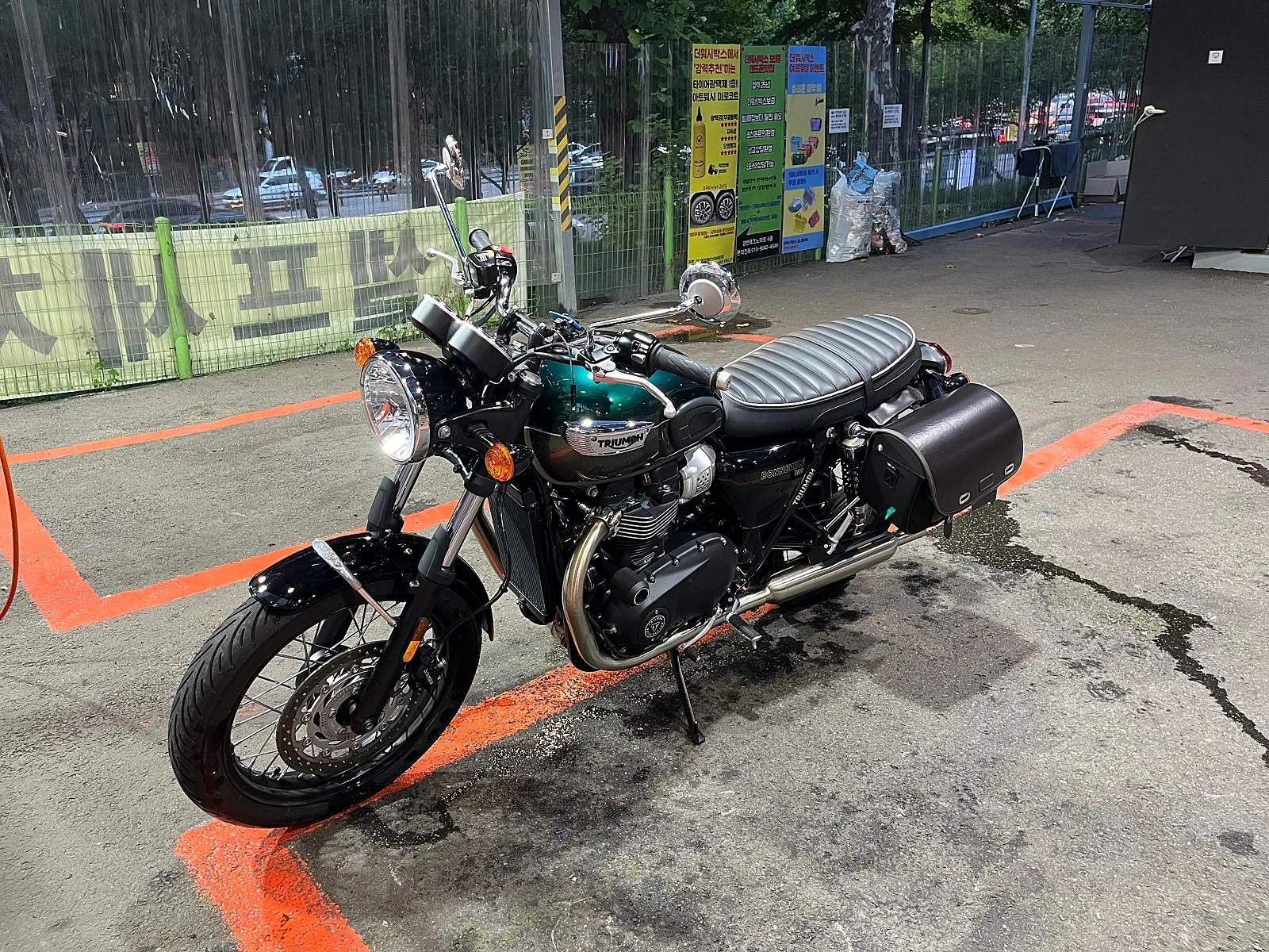 트라이엄프 본네빌 T100 2025 블랙 사진 1