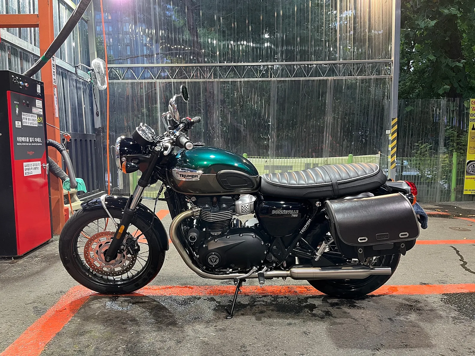 트라이엄프 본네빌 T100 2025 블랙 사진 4