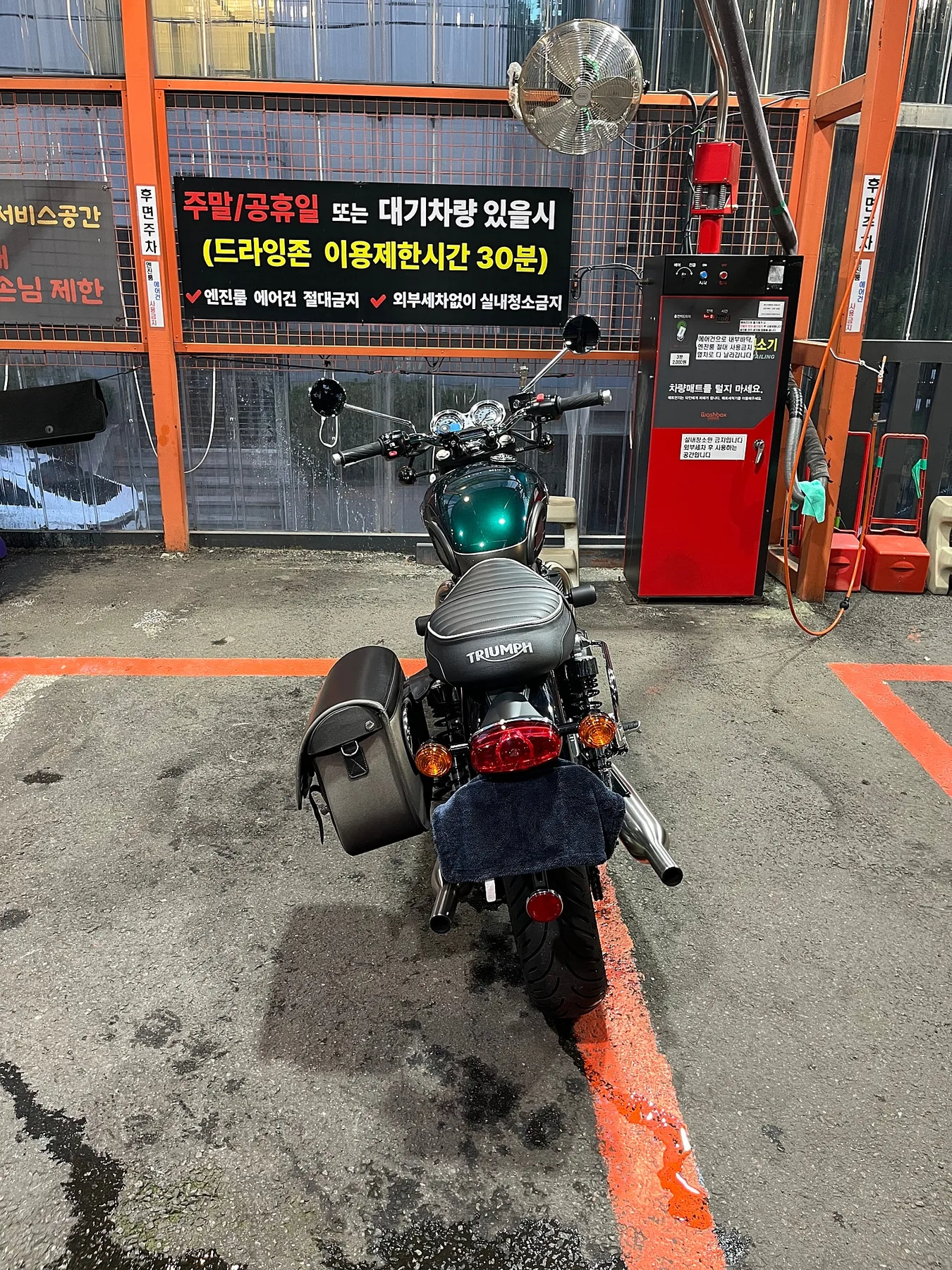 트라이엄프 본네빌 T100 2025 블랙 사진 7