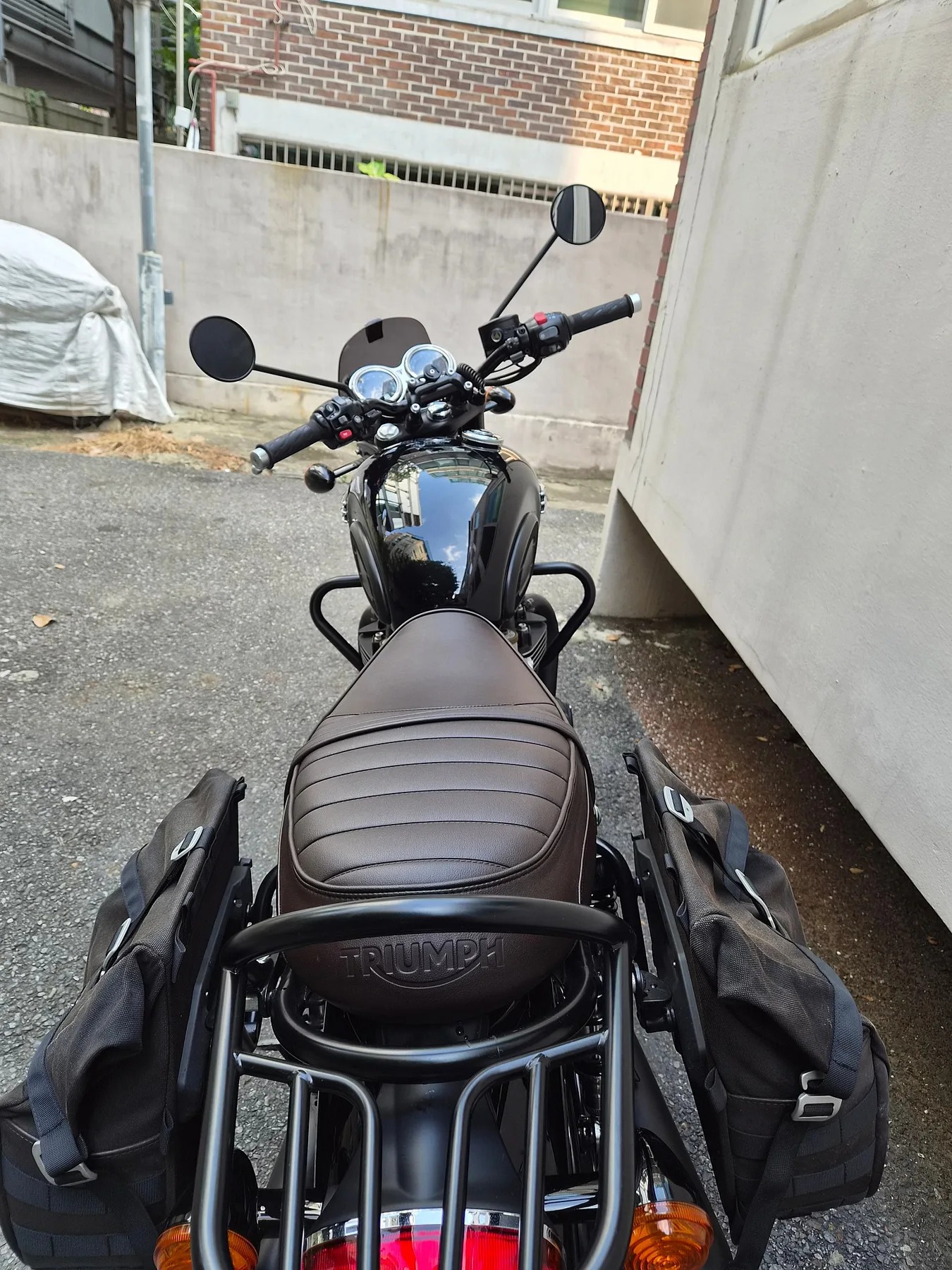 트라이엄프 본네빌 T120 블랙 2023 블랙 사진 3